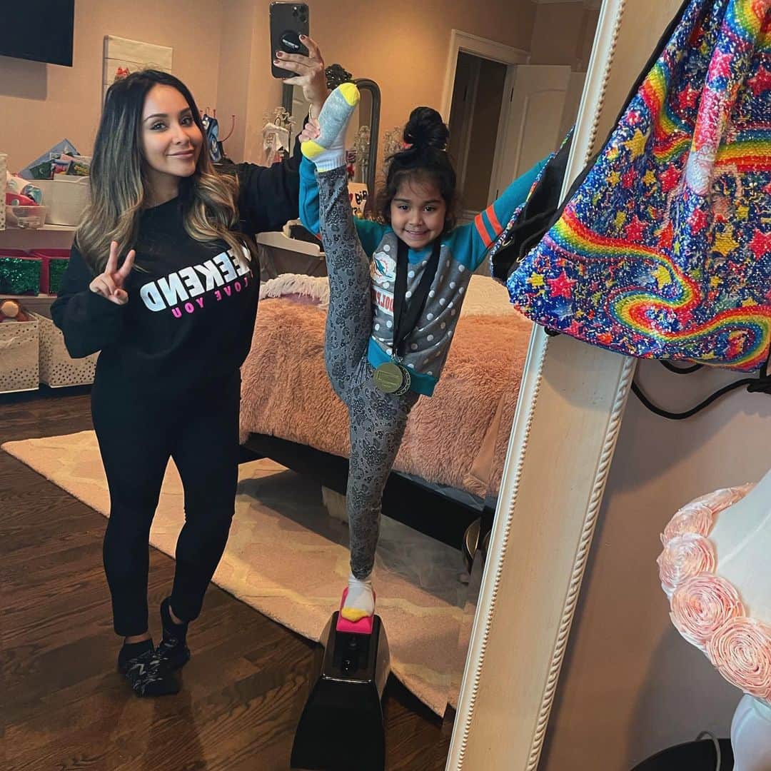 ニコール・ ポリッツィのインスタグラム：「So so proud of my rockstar mawma killing it at cheer! Keep winning those medals and shining, my love⭐️ @sissygiovanna @cheermatch」