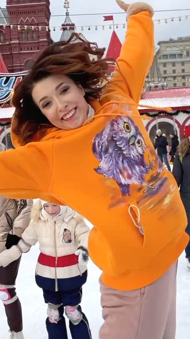 エカテリーナ・ボブロワのインスタグラム：「...  Это было потрясающе! Видео, к сожалению, может передать только 1% той энергетики и настроения, которое царило вчера на ГУМ-катке @gum.katok! Мини мастер-класс, танцы, хороводы, совместные фото! И это только в первые 10 минут встречи 🙈  После катания на коньках мы все переместились в «Руки ВВерх! Бар» @rvbar.moscow, который был открыт специально под нашу встречу, чтобы мы смогли в спокойной обстановке посидеть, попить чай и душевно пообщаться! 🤗  И без подарков не обошлось! Только в этот раз дарила я, а не мне🤗 Я тщательно собрала специальные подарки и только тех брендов, которые были проверены лично мной!  Хочу сказать спасибо всем, кто пришёл! Спасибо вам за ваши тёплые слова🙏 Я считаю, что день у нас выдался потрясающий! Я бы повторила! 😄👌  Поделитесь своими впечатлениями в комментариях и хотели бы вы новых фан-встреч? ⬇️  @waterful_official @emvycosmetics @cosmetologist_olga」