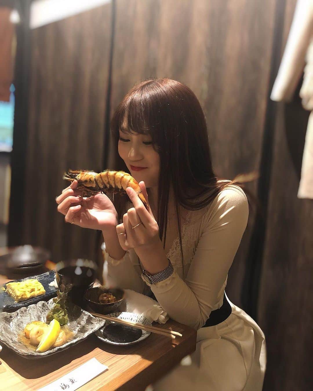 のインスタグラム：「海老🦐大きい flowerサラダ🥗 #鶴炭 12月はあっちゃんの birthdayお祝いしていただき本当にありがとうございました💓💕💗感謝いっぱいの birthdayになったよ🌷🌷🌷🌷🌷🌷🌷🌷🌷🌷🌷🌷🌷 配信にも来てくれてありがとー♥️ thank youです😭🙌✨💓 皆様から暖かいギフトをいただきまして 改めて本当にありがとうございます😭✨ 🌸🌸🌸🌸🌸🌸🌸🌸🌸🌸🌸🌸🌸 1月こそイチナナLive配信ちゃんと頑張りまーす‼︎‼︎ 皆様に毎日smile〜😚♥️届けられる様に 💕💗張り切って頑張りまーす🙌✨😭 ☺️なんだかんだ言って、私が1番〜 皆様に配信で元気頂いてます♪😙ﾍﾍ 🌼🌼🌼🌼🌼🌼🌼🌼🌼🌼🌼🌼🌼 いつもありがと〜って言えて 幸せな気分にさせて頂いているのは 私だぁ☺️😂💓💗🙌笑笑 💕🐝🌻☺️🌼🌈🤍エランドール🎷ＰＭ8:00-ＡＭ1:00です🚨ｴﾗﾝﾄﾞｰﾙ＆ﾀｰｹﾞｯﾄにも是非遊びに来てください〜✌️🐰💕🌻 　1月はエランドール《あさみさん》の お誕生日 ✨birthday月です1.11.です💛次の日は😳😳✨《わかなちゃんの》 birthdayです💗💕お祝いラッシュLUSHでーす！！✨おめでとう🎉💗ﾍﾍ 来てくれるだけで♥️ありがとー！！！！♥️ 素敵な birthdayになったよ✨💕😚感謝いっぱいです♥️ 👆ちなみにｴﾗﾝﾄﾞｰﾙが本業です✨ さやかは話すことがめちゃめちゃ大好き💕 なんだなぁってここ最近凄く感じてます‼︎ 毎日初めての出逢いにワクワク🎉ドキドキ💓 毎日オシャレして可愛いメンバーちゃんと一緒に元気に皆様のご来店をお待ちしております‼︎ さやか→🥸Instagram🍑📷♡https://www.instagram.com/ssayaka0904/ も🙌✨🎉1.8万人✨🙌なりました🙌 皆様チェックして頂き本当にありがとうございます☺️💕💗💓嬉しい😆thank you〜 改めて本当にありがとうございます😭✨ ♥️♥️♥️🎉♥️♥️♥️🎉♥️♥️♥️🎉♥️♥️♥️ 今後とも宜しくお願い致します🥺。 ⚠️イチナナLIVEアプリ⚠️ダウンロード無料です 《さやか０９０４》🐝検索 ⚠️毎朝6時から6時45分までやってます🐼🐼 😚もし良かったら毎朝待ってますよー！！☺️ #帯広エランドール #帯広E'lan d'or#帯広ラウンジ #帯広スナック#帯広snack #帯広 #十勝帯広 #帯広飲み屋 #帯広写真 #帯広ローヤルプラザビル #北海道 #帯広可愛い #帯広ホステス #帯広飲み放題 #帯広アルバイト募集#帯広アルバイト#帯広求人 #帯広おすすめ #帯広女の子#帯広バイト募集 #帯広オシャレ#帯広グルメ#帯広看板娘#帯広ダンス#帯広オフィスK#帯広祭り#帯広コスプレ#帯広イベント#帯広ターゲット」