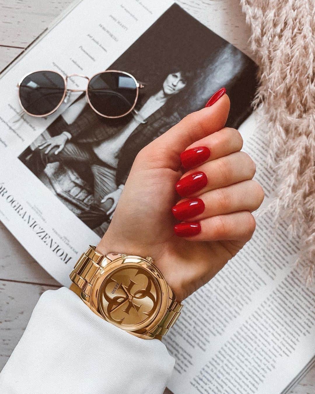 ゲスのインスタグラム：「what's your go-to for accessories, gold or silver? 💫 #GUESSWatches (📸: @sandra_opara)」