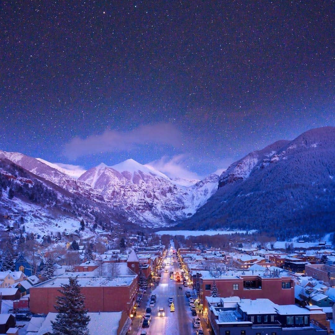 Visit The USAさんのインスタグラム写真 - (Visit The USAInstagram)「The beautiful views of downtown Telluride, Colorado are just the beginning of the magic that this winter destination has to offer! Telluride was named a National Historic Landmark given its role in the history of the American West, such as the gold rush. Tag a friend you would take to visit these world-class slopes! ⛷️  #VisitTheUSA 📸 : @brett_schreck」2月1日 2時00分 - visittheusa