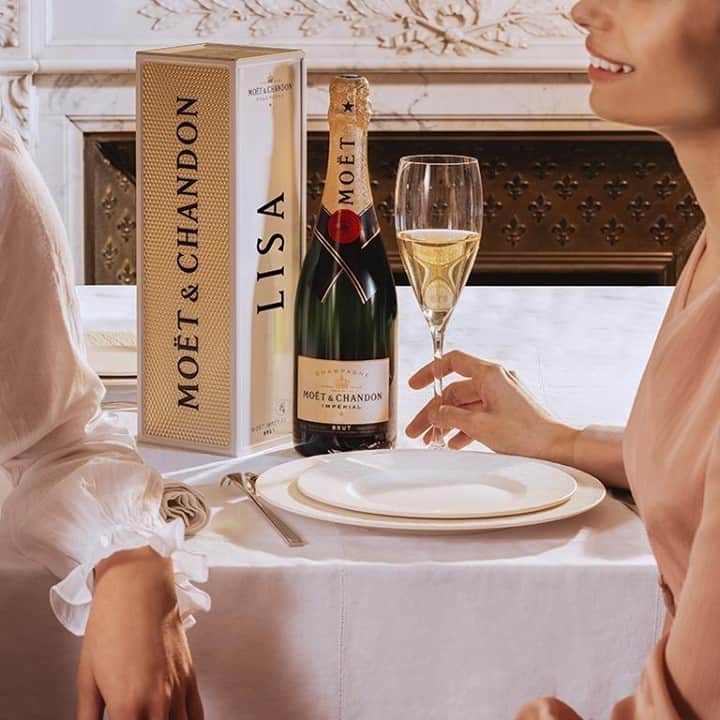 Moët & Chandon Officialさんのインスタグラム写真 - (Moët & Chandon OfficialInstagram)「AN UNFORGETTABLE GIFT. Sometimes, a toast is worth a thousand words! Treat someone special to a personal touch with the message of your choice on our customisable Specially Yours gift boxes.   #MoetChandon #SpeciallyYours  This material is not intended to be viewed by persons under the legal alcohol drinking age or in countries with restrictions on advertising on alcoholic beverages. ENJOY MOËT RESPONSIBLY」2月1日 2時00分 - moetchandon