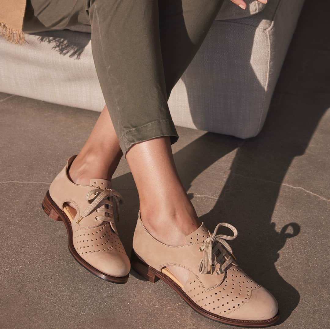 のインスタグラム：「Introducing a brand new, seriously soft color way in our best-selling spring silhouette. ⁠ ⁠ Click the link in bio for your exclusive early-access link to be one of the first to shop Mr. Muffin cappuccino. And be sure to tune into our IG Live tomorrow at 12 pm PST to see the rest of all the new spring styles! #womensoxfords」