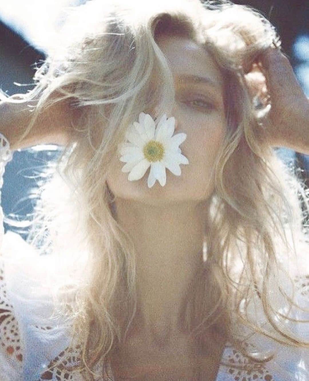 ダニジョーのインスタグラム：「Flower child 🌸🌻🌼🌷」