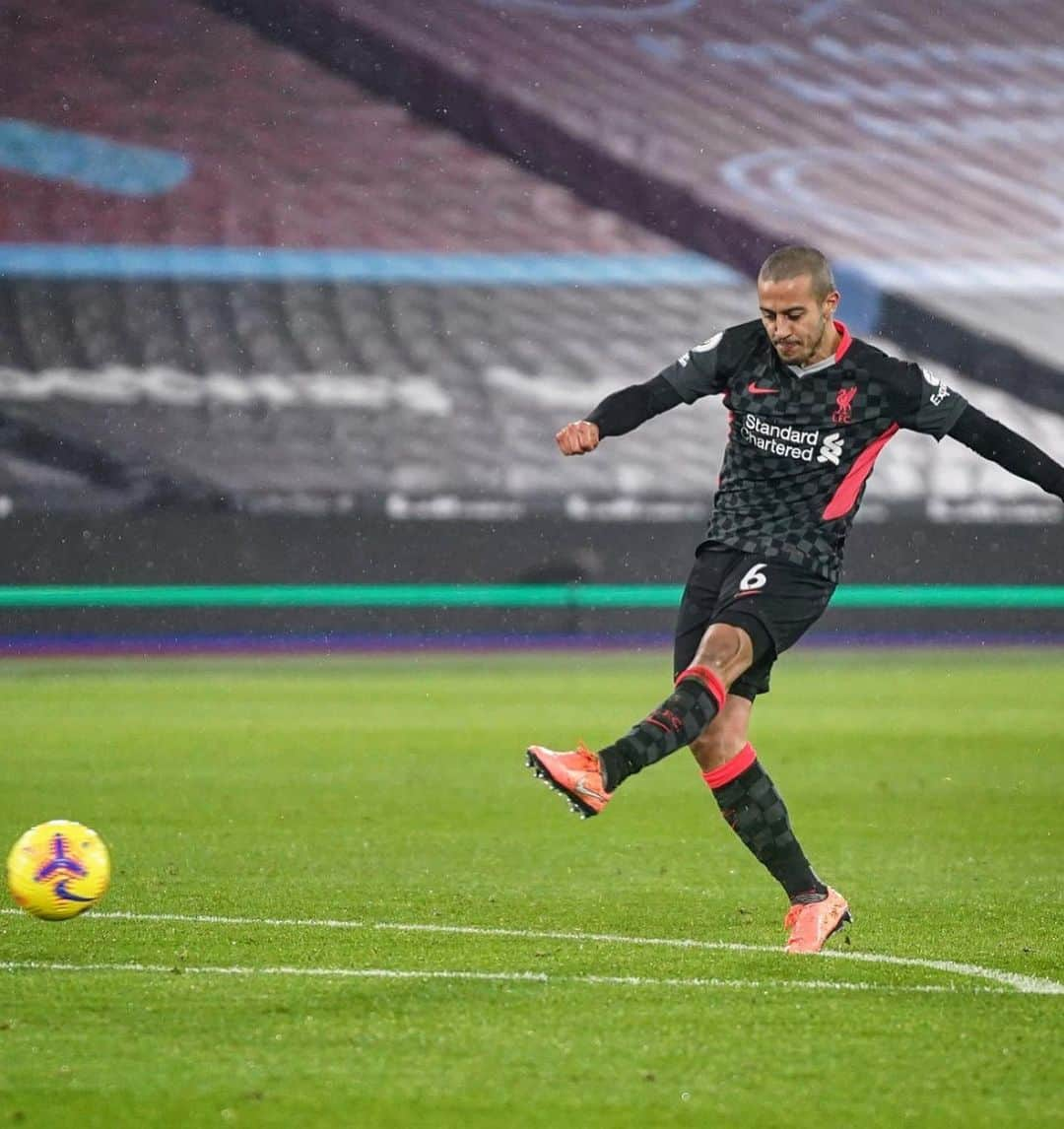 リヴァプールFCさんのインスタグラム写真 - (リヴァプールFCInstagram)「3️⃣0️⃣ minutes gone at London Stadium. COME ON REDS! #LFC #Liverpool #LiverpoolFC #PremierLeague #WHULIV」2月1日 2時01分 - liverpoolfc