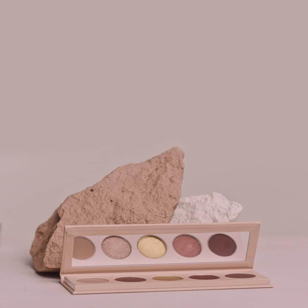 キム・カーダシアンさんのインスタグラム写真 - (キム・カーダシアンInstagram)「FINAL HOURS — Shop 25% off @kkwbeauty Eyeshadow Palettes + get one FREE Mini Mascara with purchase. No code needed. Add to cart. Offer ends TONIGHT at 11:59PM PT only at KKWBEAUTY.COM.」2月1日 2時06分 - kimkardashian