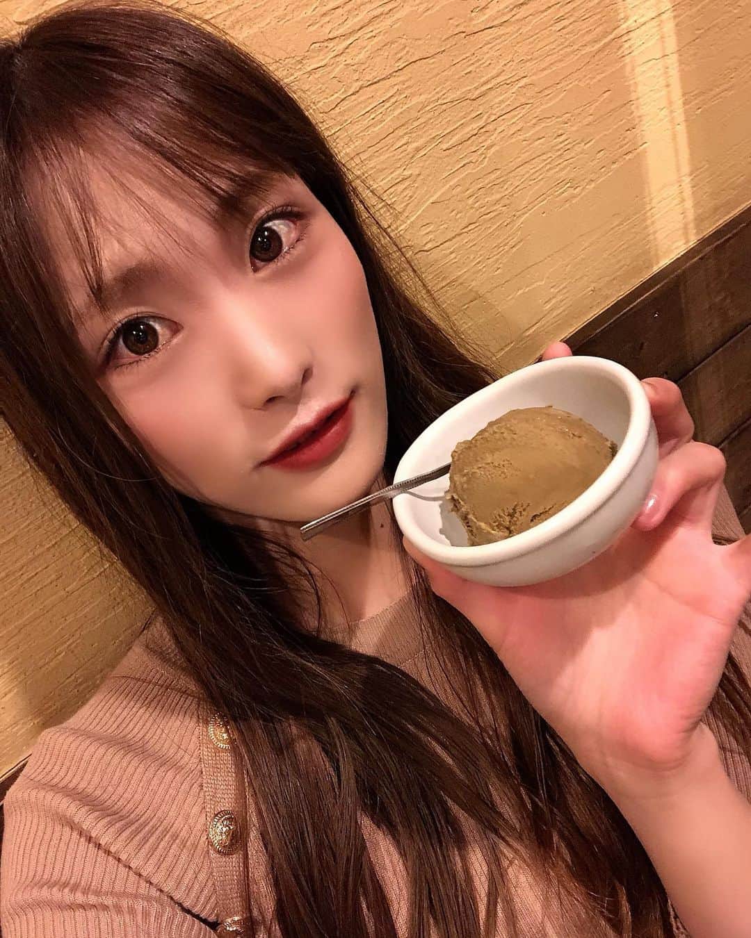 さやかさんのインスタグラム写真 - (さやかInstagram)「ありがとうございました🙌美味しかったです🙌💕💗🤗12月はあっちゃんの birthdayお祝いしていただき本当にありがとうございました💓💕💗感謝いっぱいの birthdayになったよ🌷🌷🌷🌷🌷🌷🌷🌷🌷🌷🌷🌷🌷 配信にも来てくれてありがとー♥️ thank youです😭🙌✨💓 皆様から暖かいギフトをいただきまして 改めて本当にありがとうございます😭✨ 🌸🌸🌸🌸🌸🌸🌸🌸🌸🌸🌸🌸🌸 1月こそイチナナLive配信ちゃんと頑張りまーす‼︎‼︎ 皆様に毎日smile〜😚♥️届けられる様に 💕💗張り切って頑張りまーす🙌✨😭 ☺️なんだかんだ言って、私が1番〜 皆様に配信で元気頂いてます♪😙ﾍﾍ 🌼🌼🌼🌼🌼🌼🌼🌼🌼🌼🌼🌼🌼 いつもありがと〜って言えて 幸せな気分にさせて頂いているのは 私だぁ☺️😂💓💗🙌笑笑 💕🐝🌻☺️🌼🌈🤍エランドール🎷ＰＭ8:00-ＡＭ1:00です🚨ｴﾗﾝﾄﾞｰﾙ＆ﾀｰｹﾞｯﾄにも是非遊びに来てください〜✌️🐰💕🌻 　1月はエランドール《あさみさん》の お誕生日 ✨birthday月です1.11.です💛次の日は😳😳✨《わかなちゃんの》 birthdayです💗💕お祝いラッシュLUSHでーす！！✨おめでとう🎉💗ﾍﾍ 来てくれるだけで♥️ありがとー！！！！♥️ 素敵な birthdayになったよ✨💕😚感謝いっぱいです♥️ 👆ちなみにｴﾗﾝﾄﾞｰﾙが本業です✨ さやかは話すことがめちゃめちゃ大好き💕 なんだなぁってここ最近凄く感じてます‼︎ 毎日初めての出逢いにワクワク🎉ドキドキ💓 毎日オシャレして可愛いメンバーちゃんと一緒に元気に皆様のご来店をお待ちしております‼︎ さやか→🥸Instagram🍑📷♡https://www.instagram.com/ssayaka0904/ も🙌✨🎉1.8万人✨🙌なりました🙌 皆様チェックして頂き本当にありがとうございます☺️💕💗💓嬉しい😆thank you〜 改めて本当にありがとうございます😭✨ ♥️♥️♥️🎉♥️♥️♥️🎉♥️♥️♥️🎉♥️♥️♥️ 今後とも宜しくお願い致します🥺。 ⚠️イチナナLIVEアプリ⚠️ダウンロード無料です 《さやか０９０４》🐝検索 ⚠️毎朝6時から6時45分までやってます🐼🐼 😚もし良かったら毎朝待ってますよー！！☺️ #帯広エランドール #帯広E'lan d'or#帯広ラウンジ #帯広スナック#帯広snack #帯広 #十勝帯広 #帯広飲み屋 #帯広写真 #帯広ローヤルプラザビル #北海道 #帯広可愛い #帯広ホステス #帯広飲み放題 #帯広アルバイト募集#帯広アルバイト#帯広求人 #帯広おすすめ #帯広女の子#帯広バイト募集 #帯広オシャレ#帯広グルメ#帯広看板娘#帯広ダンス#帯広オフィスK#帯広祭り#帯広コスプレ#帯広イベント#帯広ターゲット」2月1日 2時11分 - sa0904ya