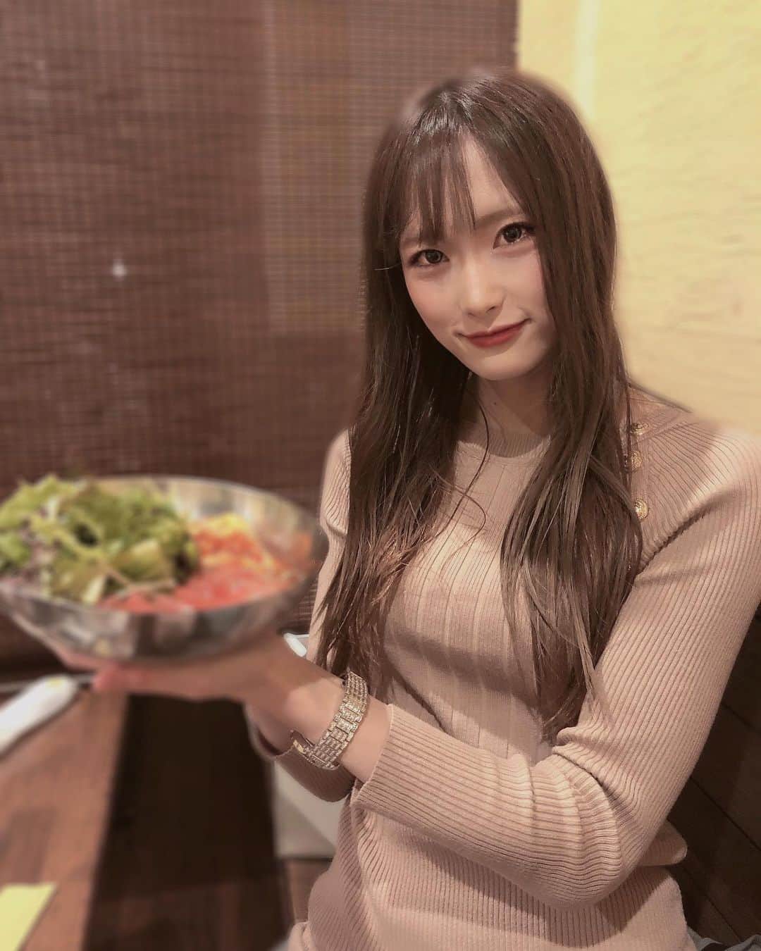 さやかさんのインスタグラム写真 - (さやかInstagram)「ありがとうございました🙌美味しかったです🙌💕💗🤗12月はあっちゃんの birthdayお祝いしていただき本当にありがとうございました💓💕💗感謝いっぱいの birthdayになったよ🌷🌷🌷🌷🌷🌷🌷🌷🌷🌷🌷🌷🌷 配信にも来てくれてありがとー♥️ thank youです😭🙌✨💓 皆様から暖かいギフトをいただきまして 改めて本当にありがとうございます😭✨ 🌸🌸🌸🌸🌸🌸🌸🌸🌸🌸🌸🌸🌸 1月こそイチナナLive配信ちゃんと頑張りまーす‼︎‼︎ 皆様に毎日smile〜😚♥️届けられる様に 💕💗張り切って頑張りまーす🙌✨😭 ☺️なんだかんだ言って、私が1番〜 皆様に配信で元気頂いてます♪😙ﾍﾍ 🌼🌼🌼🌼🌼🌼🌼🌼🌼🌼🌼🌼🌼 いつもありがと〜って言えて 幸せな気分にさせて頂いているのは 私だぁ☺️😂💓💗🙌笑笑 💕🐝🌻☺️🌼🌈🤍エランドール🎷ＰＭ8:00-ＡＭ1:00です🚨ｴﾗﾝﾄﾞｰﾙ＆ﾀｰｹﾞｯﾄにも是非遊びに来てください〜✌️🐰💕🌻 　1月はエランドール《あさみさん》の お誕生日 ✨birthday月です1.11.です💛次の日は😳😳✨《わかなちゃんの》 birthdayです💗💕お祝いラッシュLUSHでーす！！✨おめでとう🎉💗ﾍﾍ 来てくれるだけで♥️ありがとー！！！！♥️ 素敵な birthdayになったよ✨💕😚感謝いっぱいです♥️ 👆ちなみにｴﾗﾝﾄﾞｰﾙが本業です✨ さやかは話すことがめちゃめちゃ大好き💕 なんだなぁってここ最近凄く感じてます‼︎ 毎日初めての出逢いにワクワク🎉ドキドキ💓 毎日オシャレして可愛いメンバーちゃんと一緒に元気に皆様のご来店をお待ちしております‼︎ さやか→🥸Instagram🍑📷♡https://www.instagram.com/ssayaka0904/ も🙌✨🎉1.8万人✨🙌なりました🙌 皆様チェックして頂き本当にありがとうございます☺️💕💗💓嬉しい😆thank you〜 改めて本当にありがとうございます😭✨ ♥️♥️♥️🎉♥️♥️♥️🎉♥️♥️♥️🎉♥️♥️♥️ 今後とも宜しくお願い致します🥺。 ⚠️イチナナLIVEアプリ⚠️ダウンロード無料です 《さやか０９０４》🐝検索 ⚠️毎朝6時から6時45分までやってます🐼🐼 😚もし良かったら毎朝待ってますよー！！☺️ #帯広エランドール #帯広E'lan d'or#帯広ラウンジ #帯広スナック#帯広snack #帯広 #十勝帯広 #帯広飲み屋 #帯広写真 #帯広ローヤルプラザビル #北海道 #帯広可愛い #帯広ホステス #帯広飲み放題 #帯広アルバイト募集#帯広アルバイト#帯広求人 #帯広おすすめ #帯広女の子#帯広バイト募集 #帯広オシャレ#帯広グルメ#帯広看板娘#帯広ダンス#帯広オフィスK#帯広祭り#帯広コスプレ#帯広イベント#帯広ターゲット」2月1日 2時11分 - sa0904ya