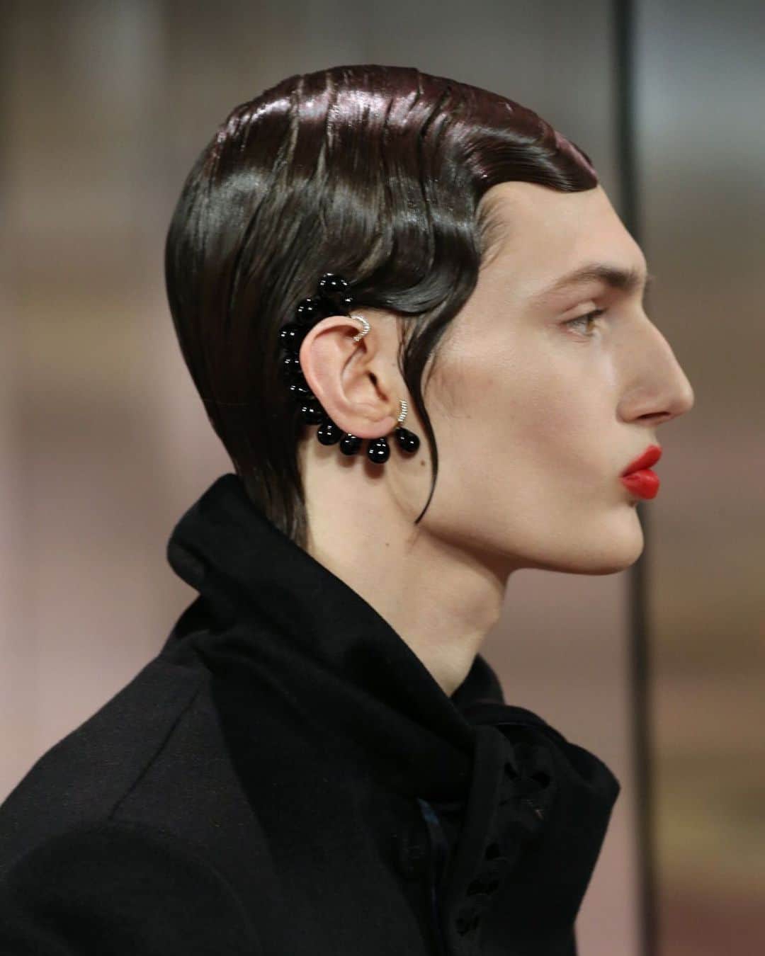 のインスタグラム：「Exquisite femininity and masculine androgyny appear as fluid choices rather than innate realities in @MrKimJones’ debut #FendiCouture Spring Summer 2021 collection. Beaded ear cuffs add the finishing touch to the tonal look seen on Thatcher Thornton. Discover more at Fendi.com.   Artistic Director of Couture and Womenswear Collections: @MrKimJones Artistic Director of Accessories and Menswear Collections: @SilviaVenturiniFendi Jewellery Creative Director: @delfinadelettrez  Model: @thatcherroyce」