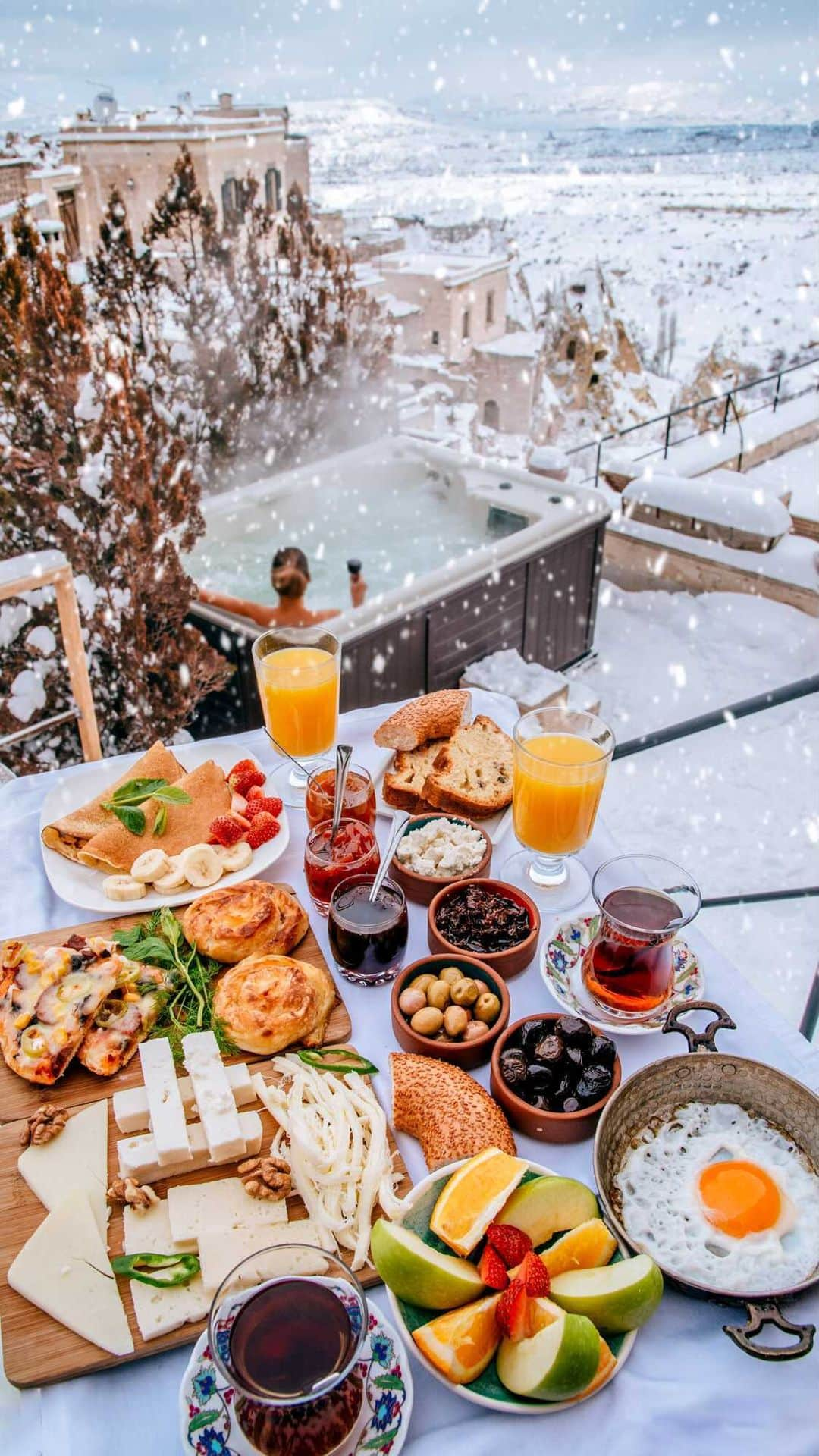 Izkizのインスタグラム：「Breakfast in a winter wonderland 🥞 I love snow so much but counting down the days to Spring & some warmer weather!   Winter, Spring, Summer or Autumn - What’s your favourite season?  #Instagramreels #cappadocia #travel」