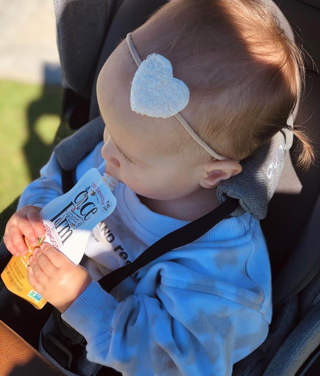 のインスタグラム：「Sunday’s are for smoothies, sun and strolls to the park 🤍 @onceuponafarm makes it so easy to grab and go - knowing that my girl is getting the best nutrition! I don’t think we ever leave the house without one! Haha 🥰 ps. I just love her tiny little fingers.」