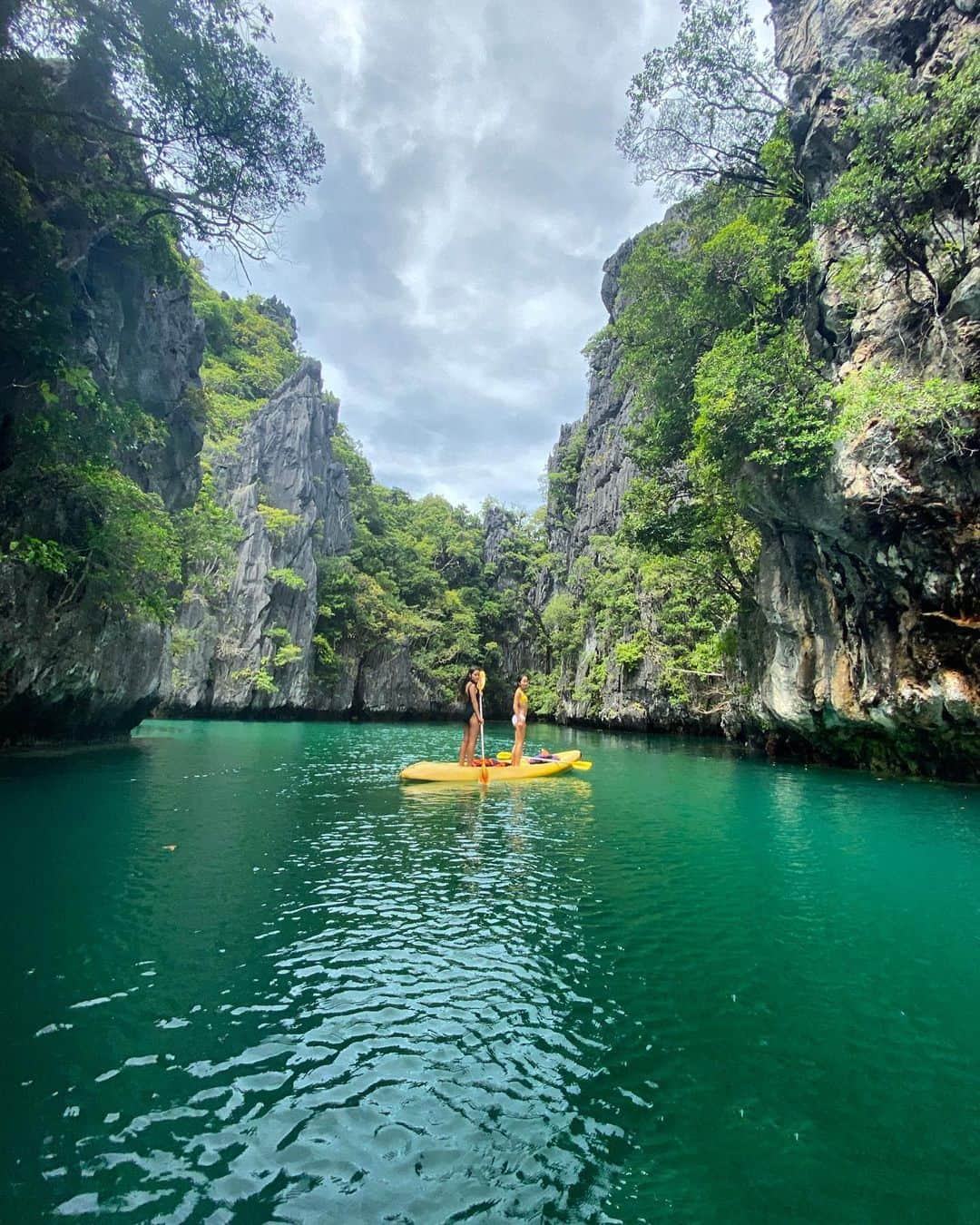 Laraさんのインスタグラム写真 - (LaraInstagram)「El Nido really tries to protect the beautiful nature by limiting tourists to certain places, selling mineral sunscreens, and not using single use plastics .  使い捨てプラスチックの絶対使用禁止やラグーンの公開日が毎日じゃなかったりエルニドの人たちは環境保護にみんなで取り組んでいたよ。 エルニドの人達がエルニドを大切に思う気持ちがますますエルニドを美しくしてる✨ #過去投稿 #環境保護区  #エルニド」2月1日 2時09分 - fa_la_lara