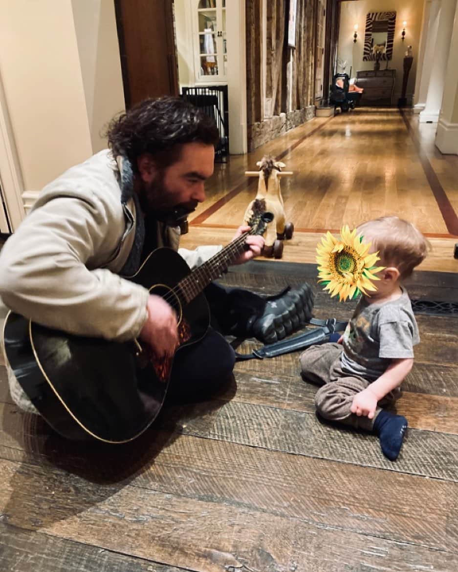 ジョニー・ガレッキのインスタグラム：「Nashville Dads need to play two instruments simultaneously to impress their kids. ❤️ #guitar&harmonica」