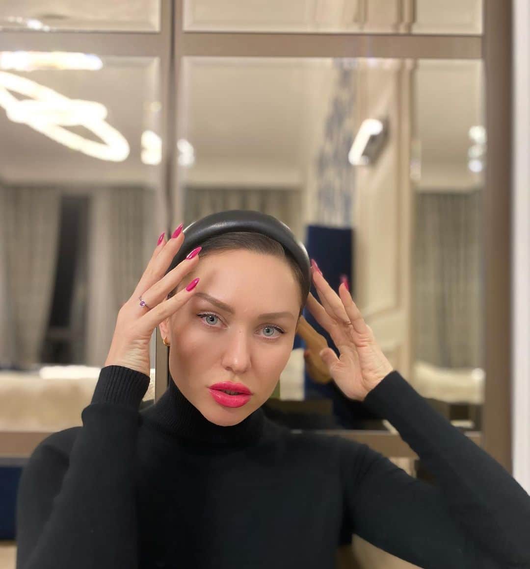 レネタ・カムベロバのインスタグラム：「Доста от аксесоарите които нося напоследък са поръчани от инстаграм( разбираемо защо, тук е моят мол:))). Ако имате любими странички( за аксесоари и не само 👗👙👠👒)бих се радвала да ги споделите в коментар 😉.Със сигурност ще открия някое съкровище 😉Благодаря предварително🙃」
