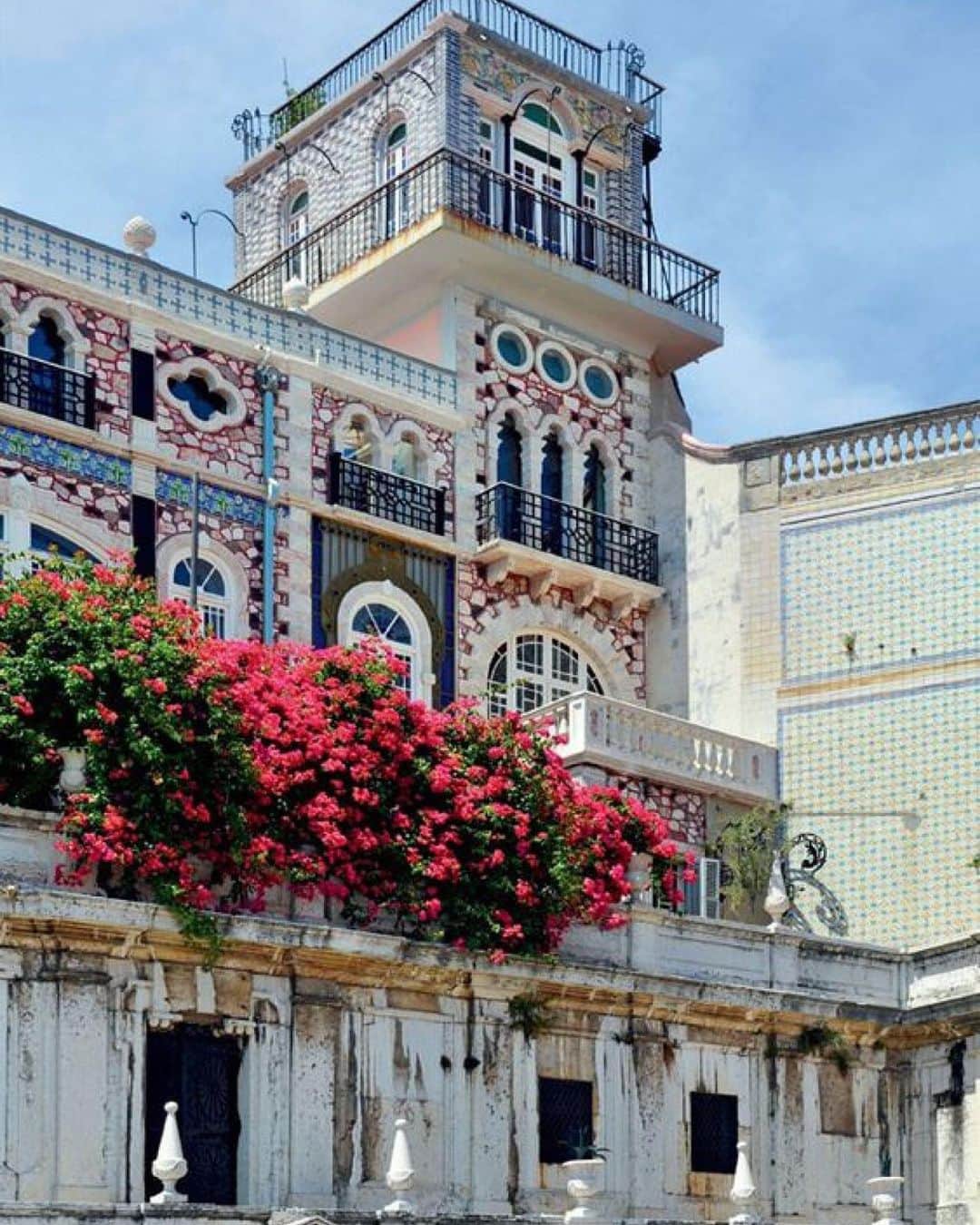 メドモアゼルのインスタグラム：「An ambiance of Portuguese architecture to compliment our new Spring/Summer 2021 collection  Mesdemoisellesparis.com   #mesdemoisellesparis #springsummer21 #travelportugal #inspiration」