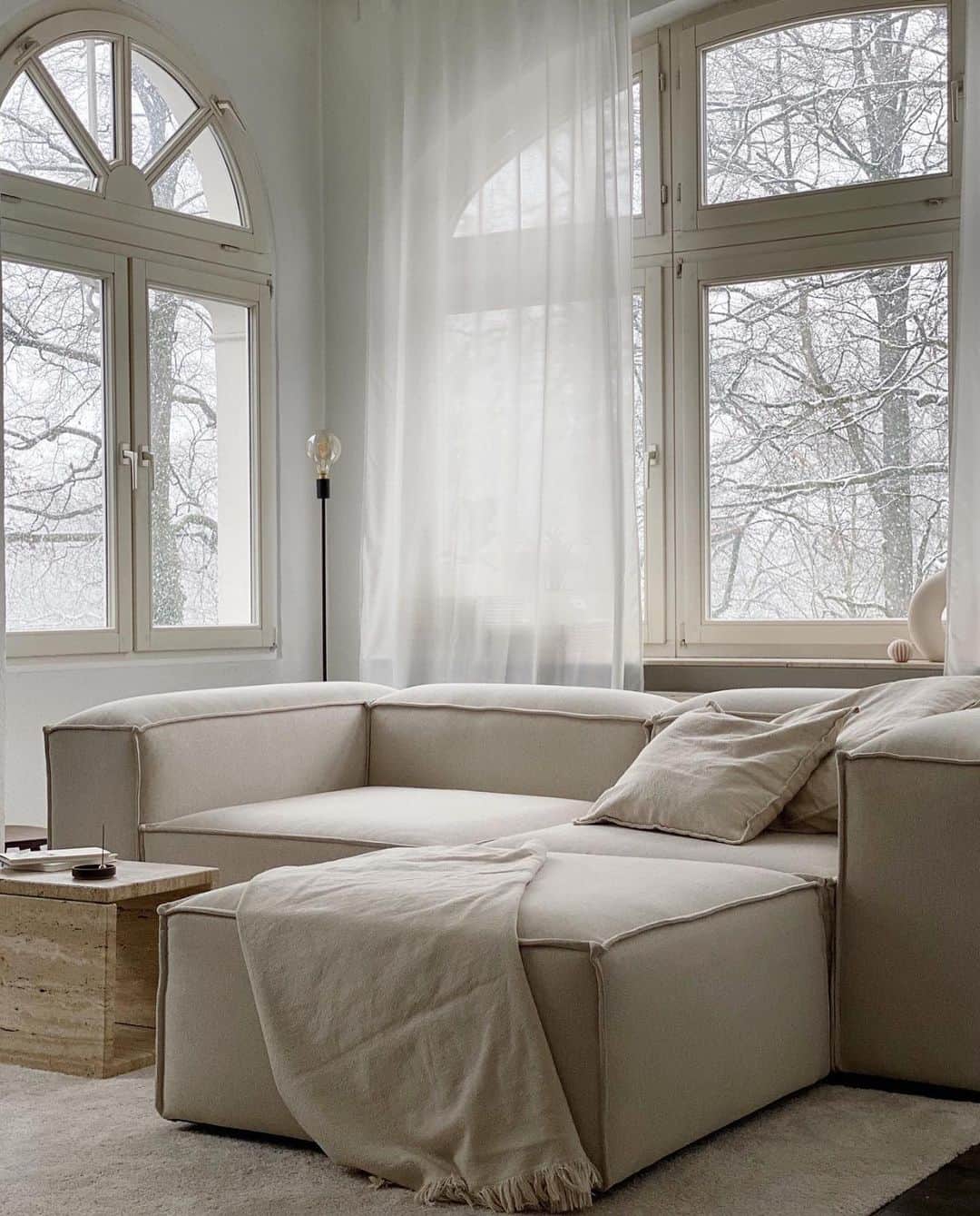My Interiorのインスタグラム：「Space to love, when you have a-big window it is love ❤️ by @alinabuschke」