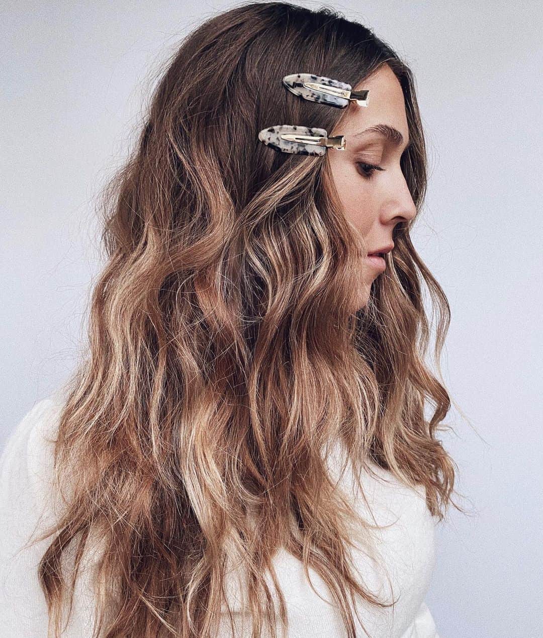 Kristin Essのインスタグラム：「Meet my number one secret weapon for curtain bangs. 🐢」