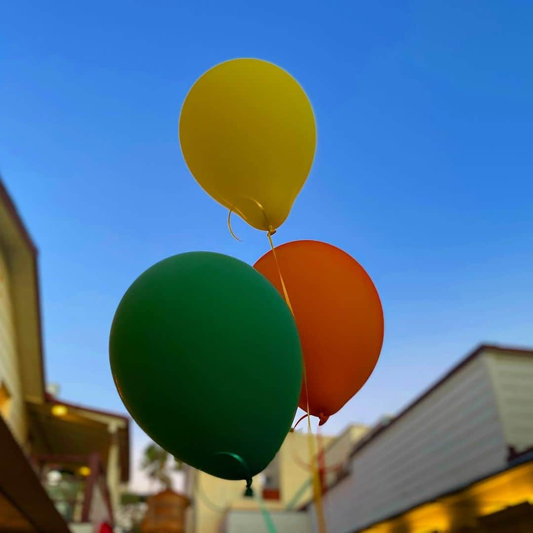 ジョン・ロス・ボウイさんのインスタグラム写真 - (ジョン・ロス・ボウイInstagram)「Here are some balloons for you because you’ve earned them. #ballons」2月1日 2時26分 - johnrossbowie