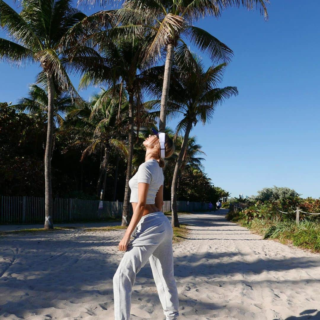 キンバリー・ガーナーさんのインスタグラム写真 - (キンバリー・ガーナーInstagram)「sweatpants always @alo 🏝 #ambassador」2月1日 2時26分 - kimberleygarner