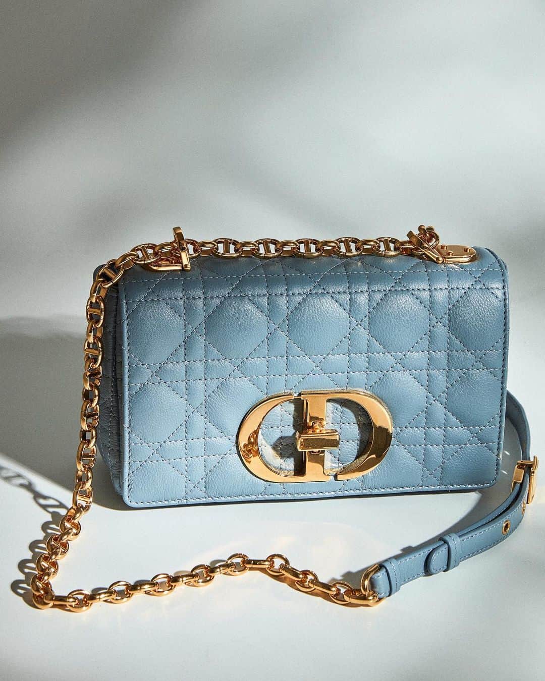 Harrodsのインスタグラム：「Don’t mind if we do, @DIOR.  #Harrods #HarrodsFashion #DIOR  Our stores are closed but you can still discover the #WorldOfHarrods through Personal Shopping and online at harrods.com.」