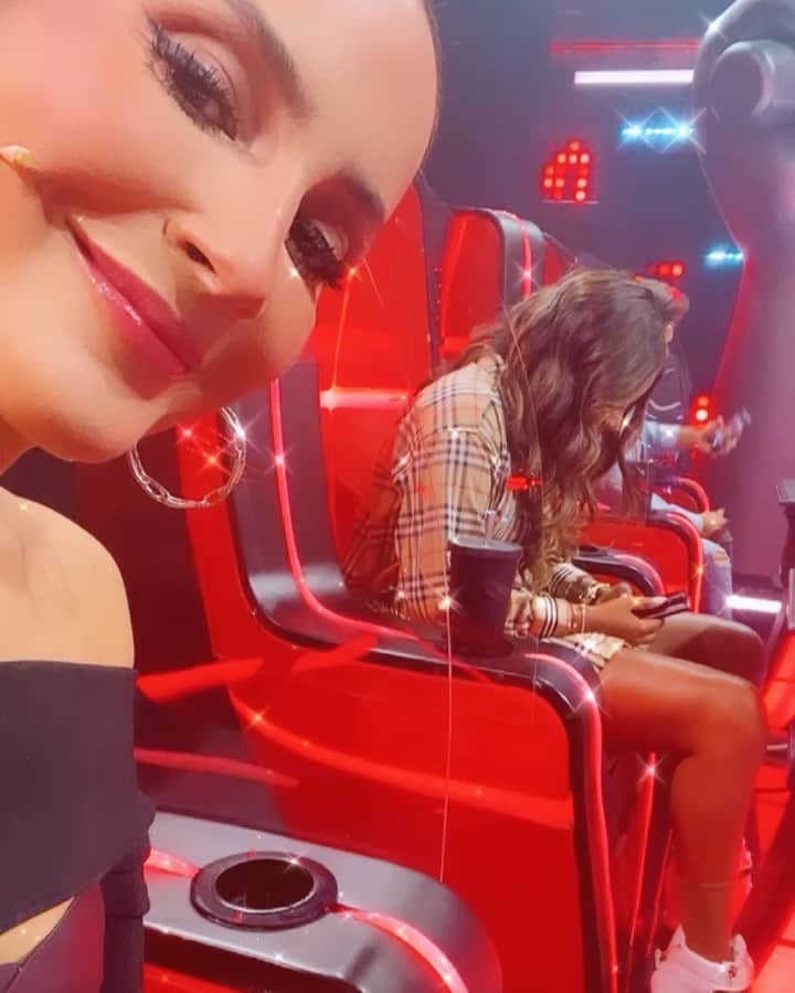Claudia Leitteのインスタグラム：「Eu tô ligada que você tá ligado, que eu tô ligada... assista ao #TheVoice +! Tá muito lindo, meu Pai! 😭😍🤩 @cantordaniel @mumuzinho @ludmilla 💎💎💎」