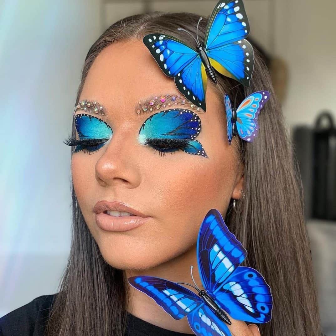 Makeup Addiction Cosmeticsのインスタグラム：「Butterfly by @ashleeighlauren using our Holy glow vol 2 for the glow! We love this whole vibe 🦋🦋🦋🦋 Shipping worldwide! Link in bio 👀 #makeupaddictioncosmetics #makeupaddiction #makeupaddict #wakeupandmakeup」