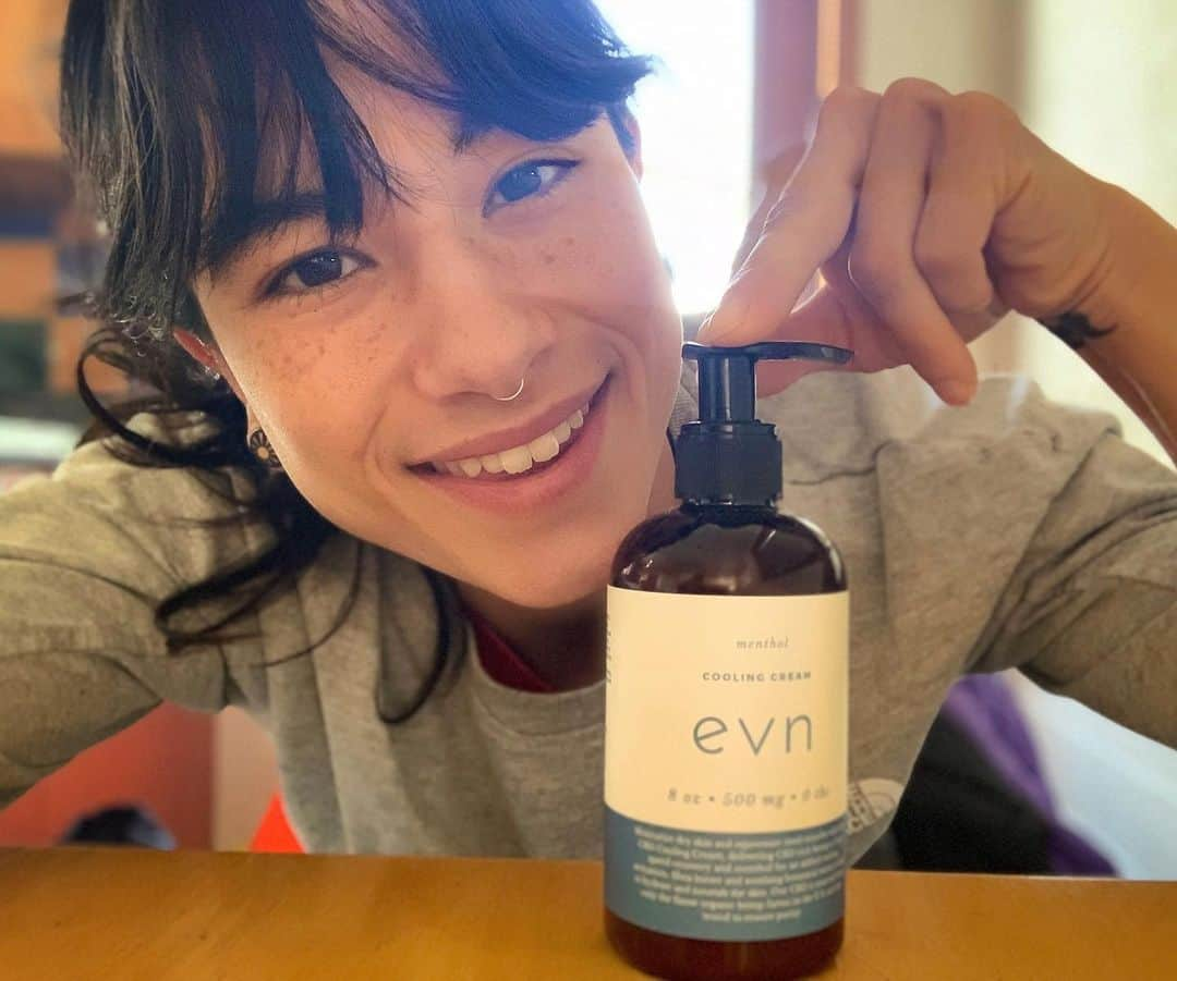 ニーナ・ウィリアムズさんのインスタグラム写真 - (ニーナ・ウィリアムズInstagram)「Psyched on this moisturizing cooling cream from @evn_cbd ❄️💦 I have really dry skin, especially in the winter so I’ve been trying this out for the past couple months and am pleasantly impressed. The safflower oil + shea butter absorb quickly into my hands, and the menthol feels great on my legs. I’ve dealt with half-asleep scratching from dry skin in the past 😅 but haven’t had an issue since using this. That alone makes it worth it for me! 😊 @evn_cbd #evnyourkeel」2月1日 2時42分 - sheneenagins