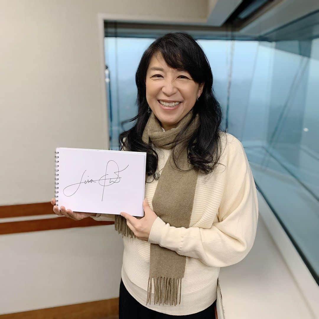 坂本美雨のディア・フレンズさんのインスタグラム写真 - (坂本美雨のディア・フレンズInstagram)「2/1（月）#ディアフレンズ ﻿ ゲストは・・・﻿ #ボサノヴァシンガー の#小野リサ さん﻿ ﻿ コロナ禍でライブが中止や延期に！﻿ そんな中始めたのが、、「YouTubeチャンネル！！」﻿ なんでもお子さんに背中をおされてスタートさせた！？﻿ そして、小野リサさんも出演される、﻿ 2月14日に行われるイベント﻿ 「#村上JAM」についても伺います！﻿ ﻿ 【#森永乳業 #CafeTlk】﻿ 小野リサさんにとってのパワースポットとは。﻿ ﻿ #村上春樹﻿ #村上ジャム﻿ #いけないボサノヴァ﻿ #大西順子﻿ #村治佳織﻿ #山下洋輔﻿ #坂本美雨 #MiuSakamoto﻿ @miu_sakamoto﻿ #ディアフレンズ﻿ #tokyofm #JFN﻿ #今日のひとこと #全国38局ネット﻿ #radiko #radikoタイムフリー﻿ @tokyofm_official」2月1日 2時44分 - dearfriends80