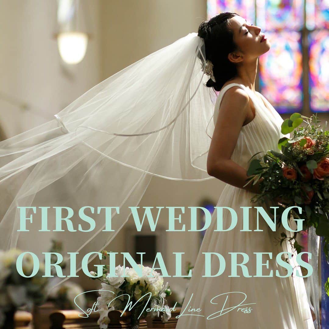 ファーストウエディング公式 ハワイウエディングのインスタグラム：「*FIRST WEDDING ORIGINAL DRESS* ～Soft Mermaid Line Dress～  FW-0008 きらりと輝くビジューが スカートまで綺麗に飾られています。 大ぶりのイヤリングを付けても◎  FW-0012 可愛いらしいフラワーモチーフの装飾が お顔をぱっと明るく見せます。 また2Way仕様なので 挙式と違った雰囲気を、パーティやフォトツアーの時に 楽しめるようになっています。  人気のマーメイドラインも ファーストウエディングオリジナルドレスでは どんな花嫁様でも着やすいように ソフトマーメイドデザインとしてご用意しております。 マーメイドラインは気になっていたけど 身体のラインが出過ぎるのは…と思っている方にピッタリです☆  【オンライン】にてご相談も承っておりますので、 まずは1度お問合せをお待ちしております☆  ご来店・オンラインご予約はこちらから↓ https://www.first-wedding.net/cgi/reserve.cgi」