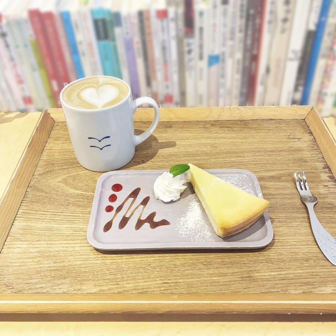 高崎モモコ さんのインスタグラム写真 - (高崎モモコ Instagram)「🍑 . . @unomachi_coffee  #チーズケーキ #カフェラテ . . #うのまち珈琲店  祐と有希ちゃんにおすすめって ずっと話してたからこの前行った😌🍴 ここのチーズケーキおいしい♪ . ほんまはパフェとかドリンクが 可愛くて映えなんやけど 寒かったらあったかいの頼んでしまうよな〜🥺 . . #うのまち #うのまち珈琲店  #インスタ映え#橿原ランチ#インスタジェニック #フォトジェニック#橿原カフェ#おしゃカフェ #おすすめカフェ #おしゃれカフェ#インスタ映えドリンク#cheesecake #お洒落さんとつながりたい#お洒落さんと繋がりたい#カフェオレ#奈良カフェ#奈良グルメ#奈良旅行  #映えカフェ#今井町  #셀피#셀프#셀스타그#カフェ巡り#kashihara_t#size_since2004」1月31日 17時47分 - momoko_takasaki