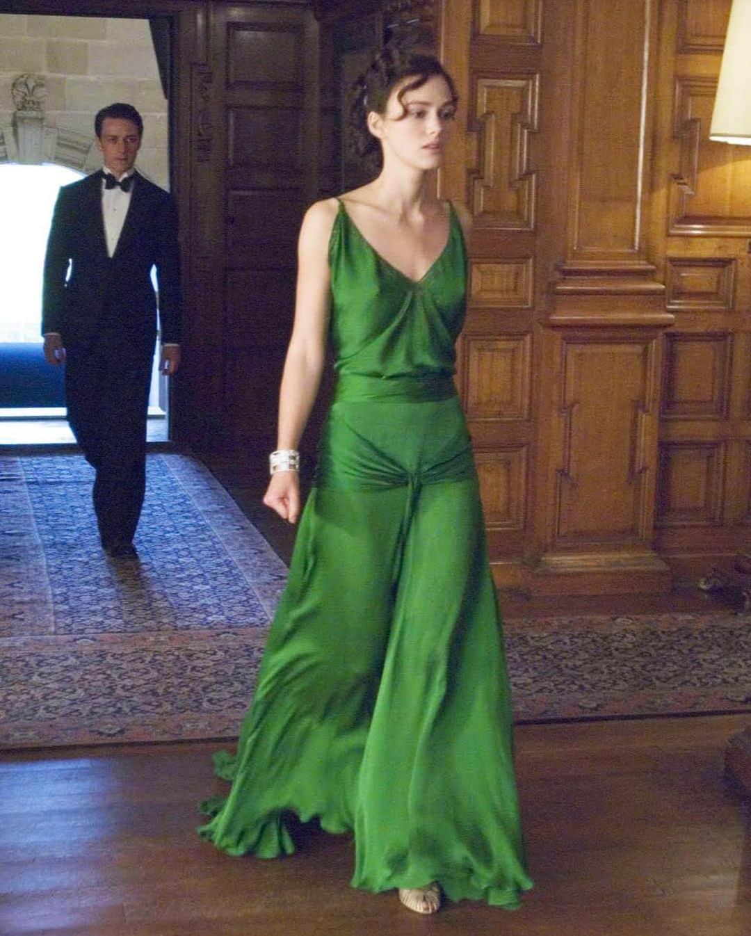 Vogue Australiaさんのインスタグラム写真 - (Vogue AustraliaInstagram)「The bias cut, the perfect shade of emerald green, the draped detail around the hips—14 years on, and 𝘵𝘩𝘢𝘵 green dress from #Atonement, worn by #KeiraKnightley, still sets hearts a-flutter. On top of making our list of dresses we'd wear no matter the occasion, it also makes its way onto our list of the best period costumes of all time. See Vogue's definitive ranking at the link in bio. ⁣ ⁣ 📷 Universal」1月31日 18時01分 - vogueaustralia