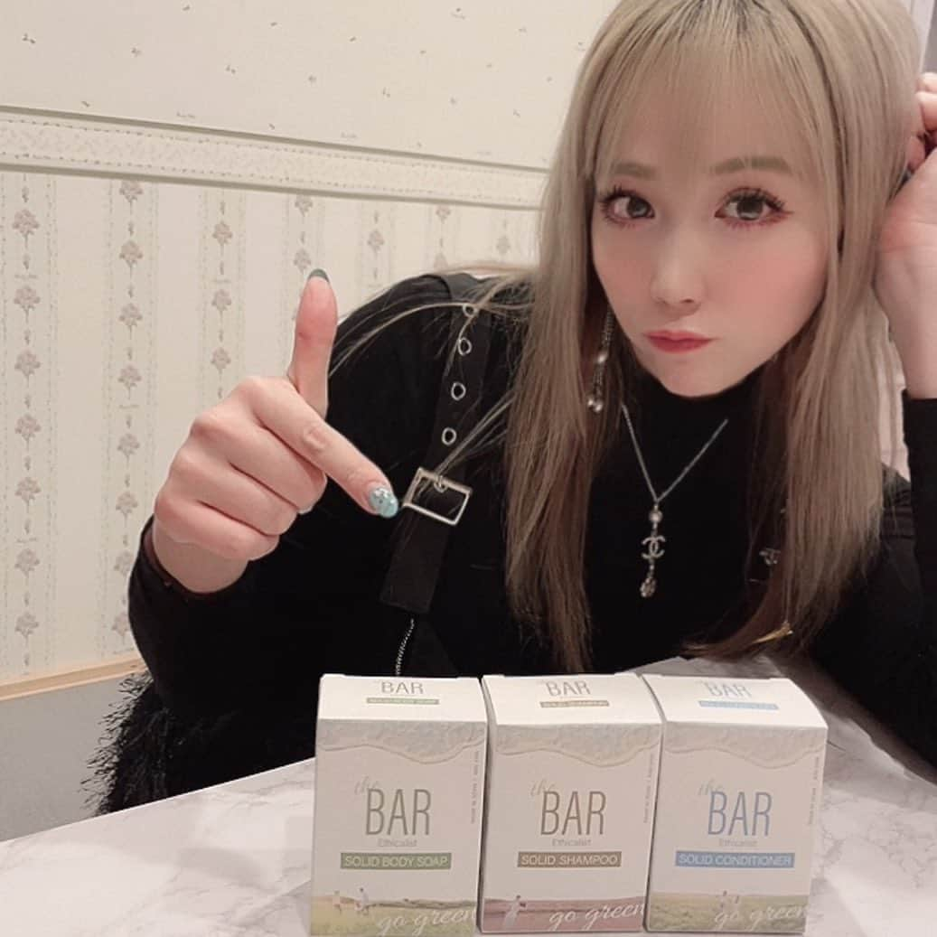 manamiのインスタグラム：「🧼 ・ ・ またまた石鹸のご紹介🧼 フランスの🇫🇷ビューティアワード 【VICTOIRES DE LA BEAUTE 2020】 を受賞したthe BAR🌟 ブランド名や商品名は伏せられた状態で一般消費者より選定される、フランスで唯一の消費者が審査員となるコスメ大賞に選ばれてる石鹸って凄い！🥳 ・ これ普通の石鹸じゃなくて、なんと 石鹸のシャンプーコンディショナーやねん😚 液体みたいに水分が入ってへんから、機能成分が いっぱい詰め込まれていて優しい原料で環境にも 配慮して作られてるからエシカルライフにぴったり🥰 ・ ・ 私みたいなダメージヘアに使ってバシバシにならんか不安やったけど、泡立ち良くてキシまへんし香りも良かった〜😌 ・ ・ @thebar.max  @narrow_official  #thebar #thebarイメージモデル #シャンプーバー #コンディショナーバー #石鹸シャンプー #固形シャンプー #固形コンディショナー #エコな生活 #ゼロウェイスト #サスティナブル #エシカル #エシカルコスメ #chanel #chanellove #model #イメージモデル #美容好きな人と繋がりたい #お風呂大好き #良い香りで癒される #pr」