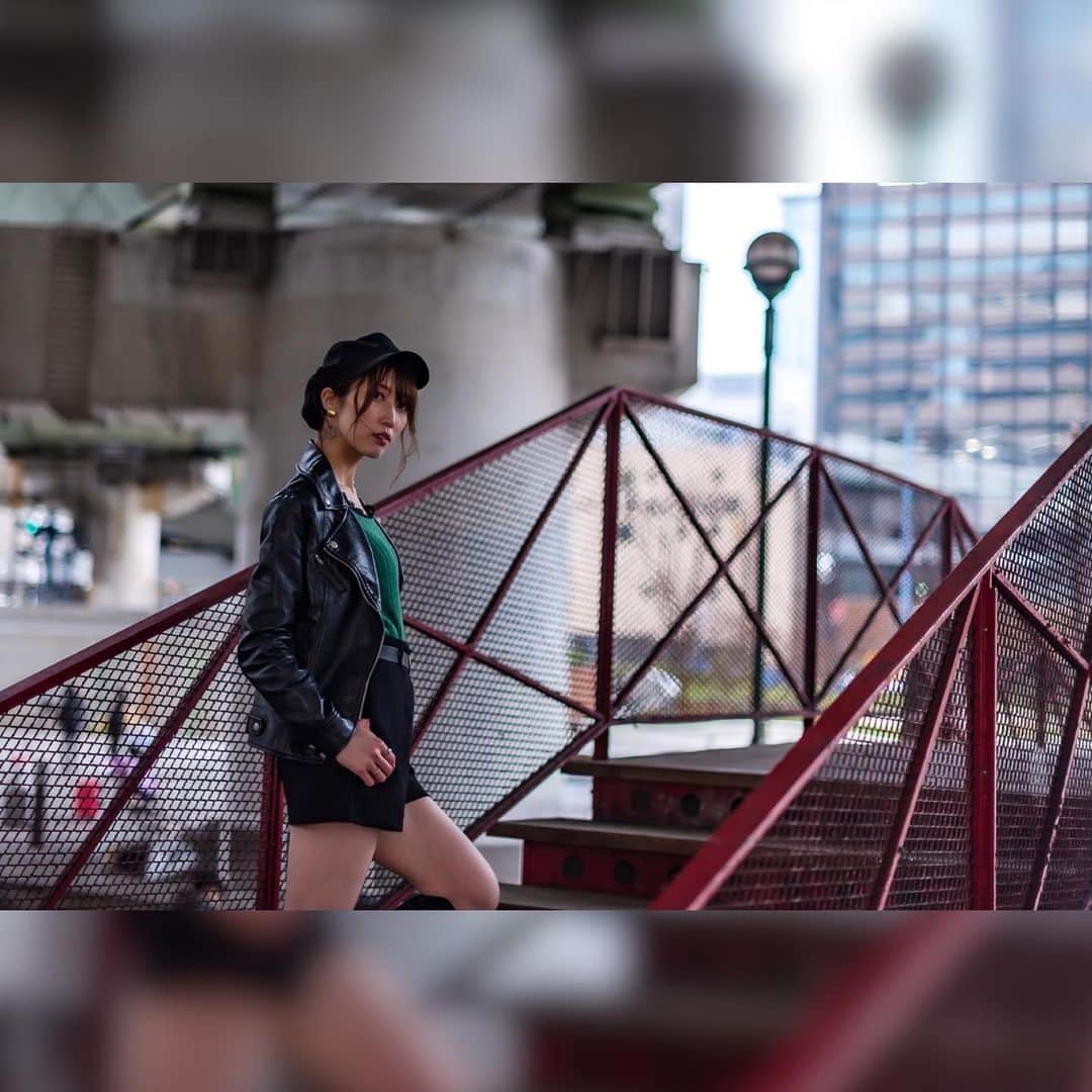 板野優花のインスタグラム：「Photo by @shigerulatinum さん ・ 西梅田公園は知ってたけど こんな橋？があるのは初めて知った場所😳💓 色んな撮影ポイントとか知ってて 撮影しながらとっても楽しかったです🙆‍♀️✨ ・ この写真は昨日のではなくて23日の✨ この日は5名のカメラマンさんに 撮影して頂いたけど皆様違う場所で 撮影されてて大きくは同じく場所でも 全然切り取る場所が違うから データを見てて本当に面白い😍 ・ #aoichance撮影会 #シャドウライツ撮影会  #ポートレート #関西モデル #サロンモデル #イベントMC #撮影会モデル #ポトレモデル #カメラマンさんと繋がりたい #美容師さんと繋がりたい #有名になりたい #イベントmc #関西タレント #ポートレート好きな人と繋がりたい  #美脚 #太もも #ポートレートしま専科 #スタジオ撮影 #夢を叶える  #好きな仕事で生きていく  #japanesegirl」