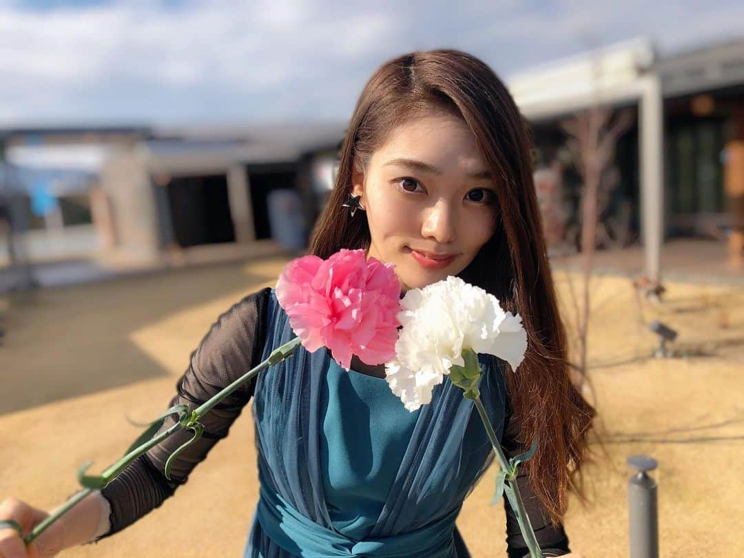 天玲美音さんのインスタグラム写真 - (天玲美音Instagram)「お花でchu🌸🌸 とある天気が良い日に。 . . . #天玲美音 LOVE&SMILE #カーネーション #静岡県 #花の都 #flower #flowerstagram #花のある暮らし #花のある生活 #miontenrei2021 #テンレイミオン #japan #shizuoka #flowers #pink #white #癒し #花木のある暮らしを」1月31日 18時01分 - miontenrei