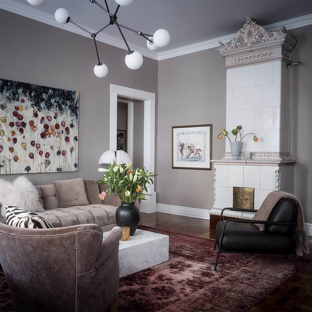 Bjurforsのインスタグラム：「Sekelskiftesromantik med stil.⚜️ Götabergsgatan 9A. Styling: @bon.interior Foto: @fotografalencordic . . .  . #bjurfors_goteborg #mäklareangelicastenvold #sekelskifte #sekelskiftesromantik #romantisk #sekelskiftesvåning #sekelskiftesstil #sekelskifteslägenhet #kök #kitchen #kakelugn」