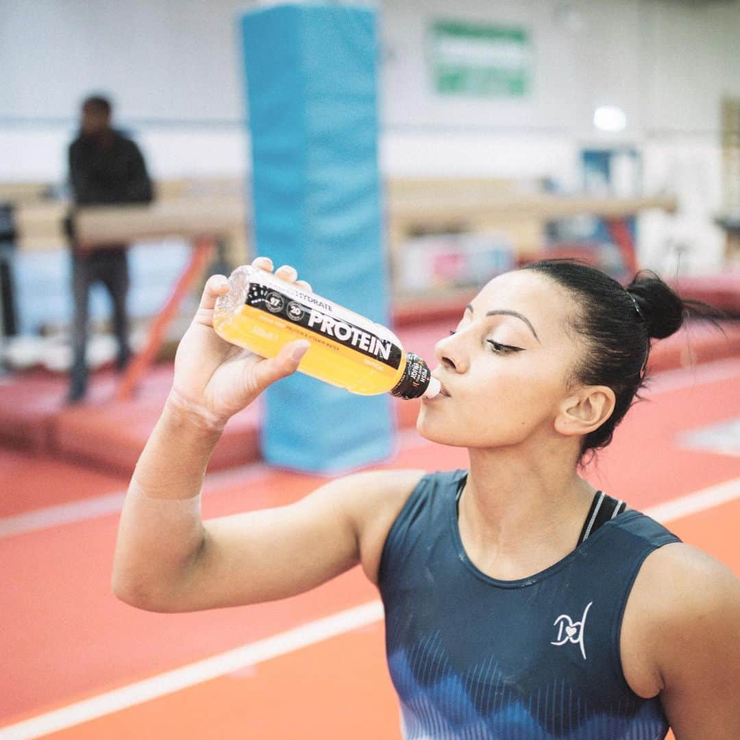 レベッカ・ダウニーさんのインスタグラム写真 - (レベッカ・ダウニーInstagram)「@wowhydrate helping me push through January 💪🏽 The electrolyte drinks help to boost energy throughout my harder sessions and the protein waters are structured around my heavy loading sessions to help with my recovery and repair 👌🏽  You can also #PushIt To Be The Best by joining the newly launched WOW CLUB. You can find the link in their bio or head to my story to find out more !!#sponsored #athlete」1月31日 18時02分 - bdownie92