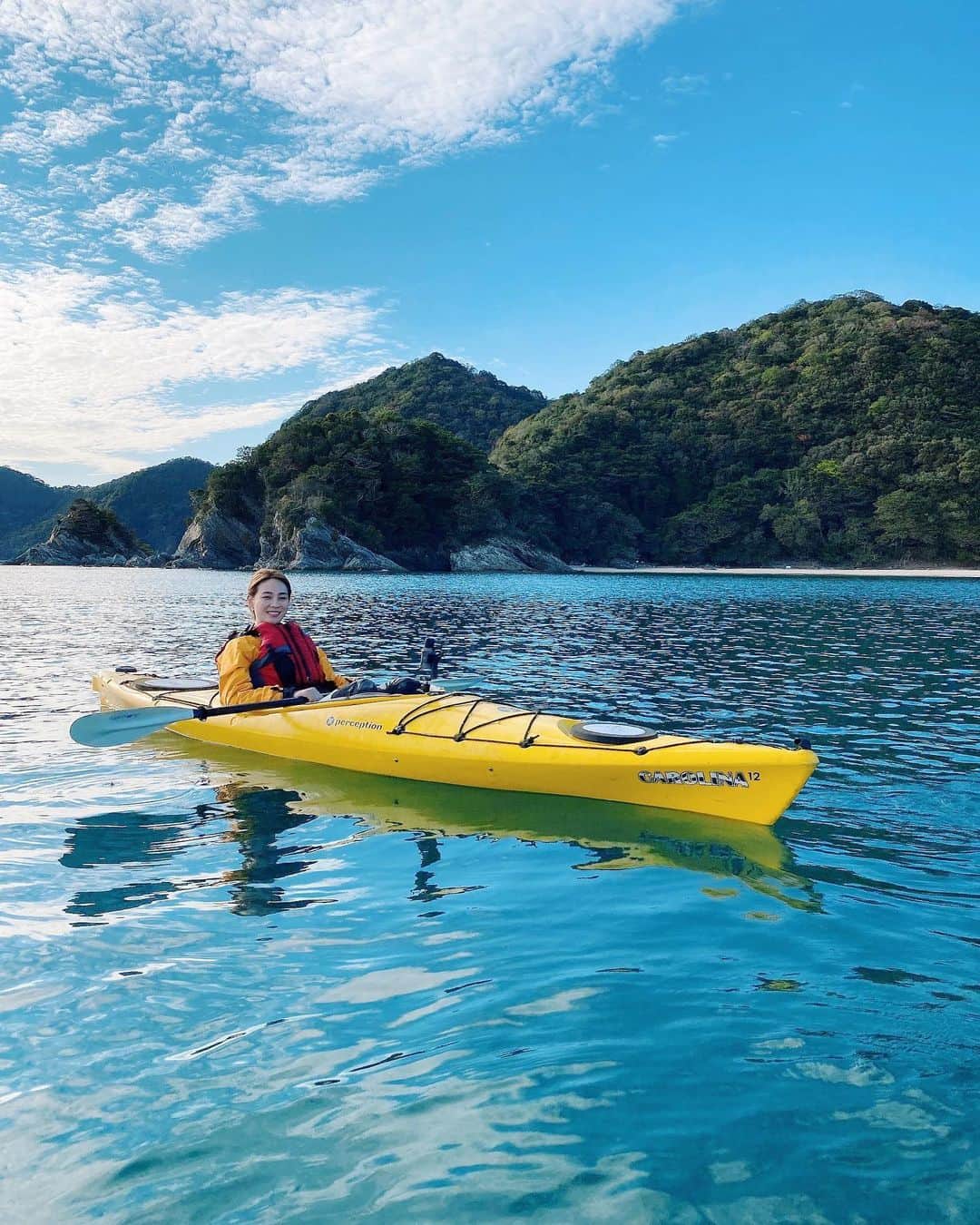 利水翔のインスタグラム：「. 人生初カヌー🛶✨﻿ ﻿ 水面がとっても﻿ 近くてびっくりしました😳﻿ ﻿ カヌーから見える﻿ 海や山が本当に綺麗で癒されました🤗✨﻿ ﻿ またカヌーやりたいなー♫﻿ ﻿ 　﻿ ﻿ ﻿ #enjoy #smile﻿ #ootd #happy﻿ #fishing #angler﻿ #fation #カヌー﻿ #旅番組 #東海テレビ﻿ #冬 #釣り#ツリジョ﻿ #コーディネート #撮影 ﻿ #釣りガール #利水つばさ﻿ #ファインダー越しの私の世界﻿ ﻿ ﻿ ﻿」