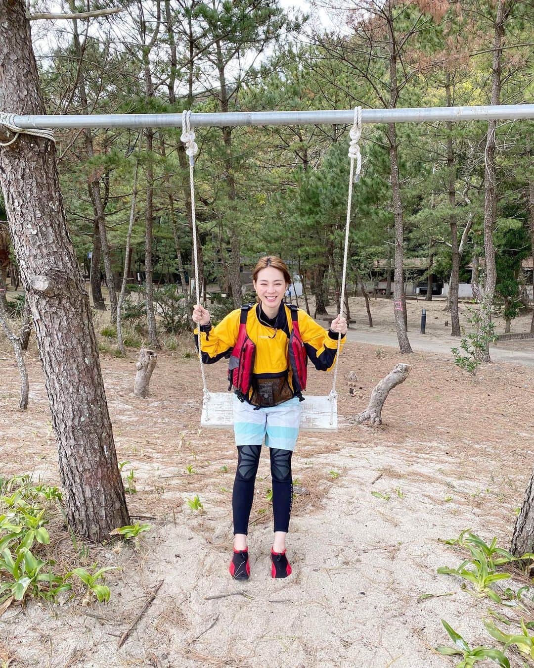 利水翔のインスタグラム：「. .  待ってる間にブランコを見つけて﻿ 乗っちゃいました😋❤️✌️﻿ ﻿ ブランコに乗りながら メイク直しをしてくれた事に﻿ ツボりすぎた時のオフショットです😂❤︎﻿ ﻿ ﻿ ﻿ ﻿ 　﻿ ﻿ ﻿ #enjoy #smile﻿ #ootd #happy﻿ #fishing #angler﻿ #fation #東海テレビ﻿ #冬 #釣り#ツリジョ﻿ #コーディネート #撮影 ﻿ #釣りガール #利水つばさ﻿ #ファインダー越しの私の世界﻿ ﻿ ﻿ ﻿」