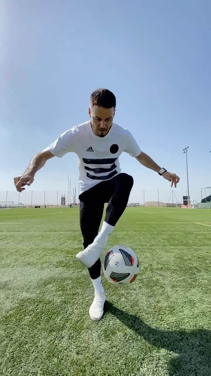F2Freestylersのインスタグラム：「🚨 F2 Skill School 🚨  Here’s a nice easy skill for you guys to practice and learn. Please see key tips below. I hope this helps. Don’t forget to post & tag us once you’ve mastered this skill 💪🏻😁🙌🏻 • Kick the ball up with slight backspin • Hop with both feet together to where the ball is going to land • Allow the ball to make contact with the front of both feet (toes area if foot) • As soon as the ball makes contact and starts to bounce up you need to hop up and swing your strong leg up and around the ball • Touch the ball back up to complete the move Good Luck Legends 🙏🏻💙  #F2Family」