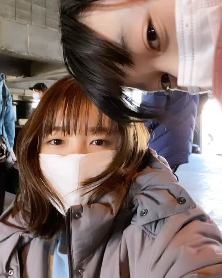 飯豊まりえのインスタグラム：「@kimiseka_ntv   撮影中…  私は @imabaritowelofficial のマスク これは、宣伝ではなくて本当に私の肌を守ってくれています🥺」