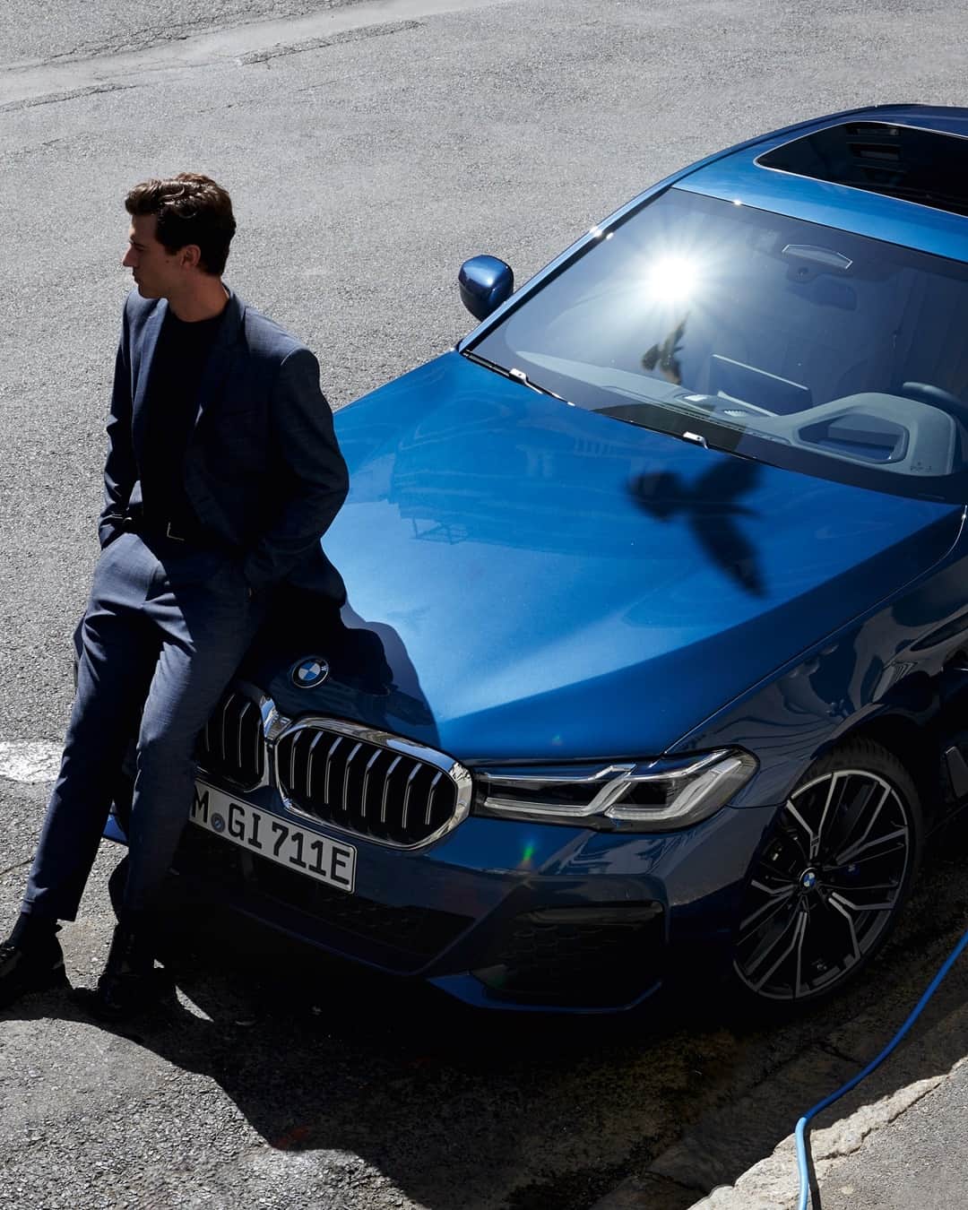 BMWのインスタグラム：「Charged with joy. The BMW 5 Series Sedan.  #THE5 #BMW #5Series #JoyElectrified #pluginhybrid __ BMW 530e Sedan: Fuel consumption weighted combined in l/100km: 1.9–1.7 (NEDC); 1.8–1.3 (WLTP), CO2 emissions weighted combined in g/km: 43–39 (NEDC); 42–30 (WLTP), Power consumption weighted combined in kWh/100km: 14.9–13.8 (NEDC); 18.3–16.2 (WLTP). Further information: www.bmw.com/disclaimer   184 hp, 135 kW, 300 Nm, Acceleration (0-100 km/h): 5.9 s, Top speed (limited): 235 km/h.」