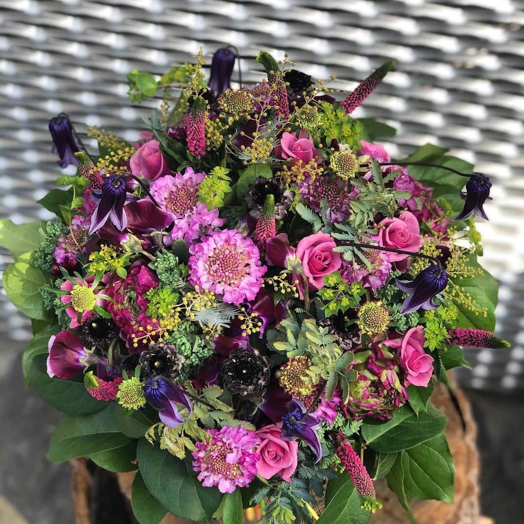 ニコライ・バーグマン・フラワーズ＆デザインさんのインスタグラム写真 - (ニコライ・バーグマン・フラワーズ＆デザインInstagram)「Sunday bouquet, look closely for the beautiful black Ranunculus 🖤#sunday #bouquet #nicolaibergmann  #ranunculus #ニコライバーグマン #ブーケ」1月31日 18時01分 - nicolaibergmann