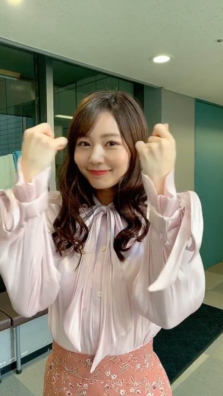 杉浦みずきのインスタグラム：「アナウンサーのお仕事裏側 〜出番終わりの戯れ編🌷〜 スタイリストさんとニコイチです！笑 ・ #TBS #サンデーモーニング  #アナウンサー #衣装」