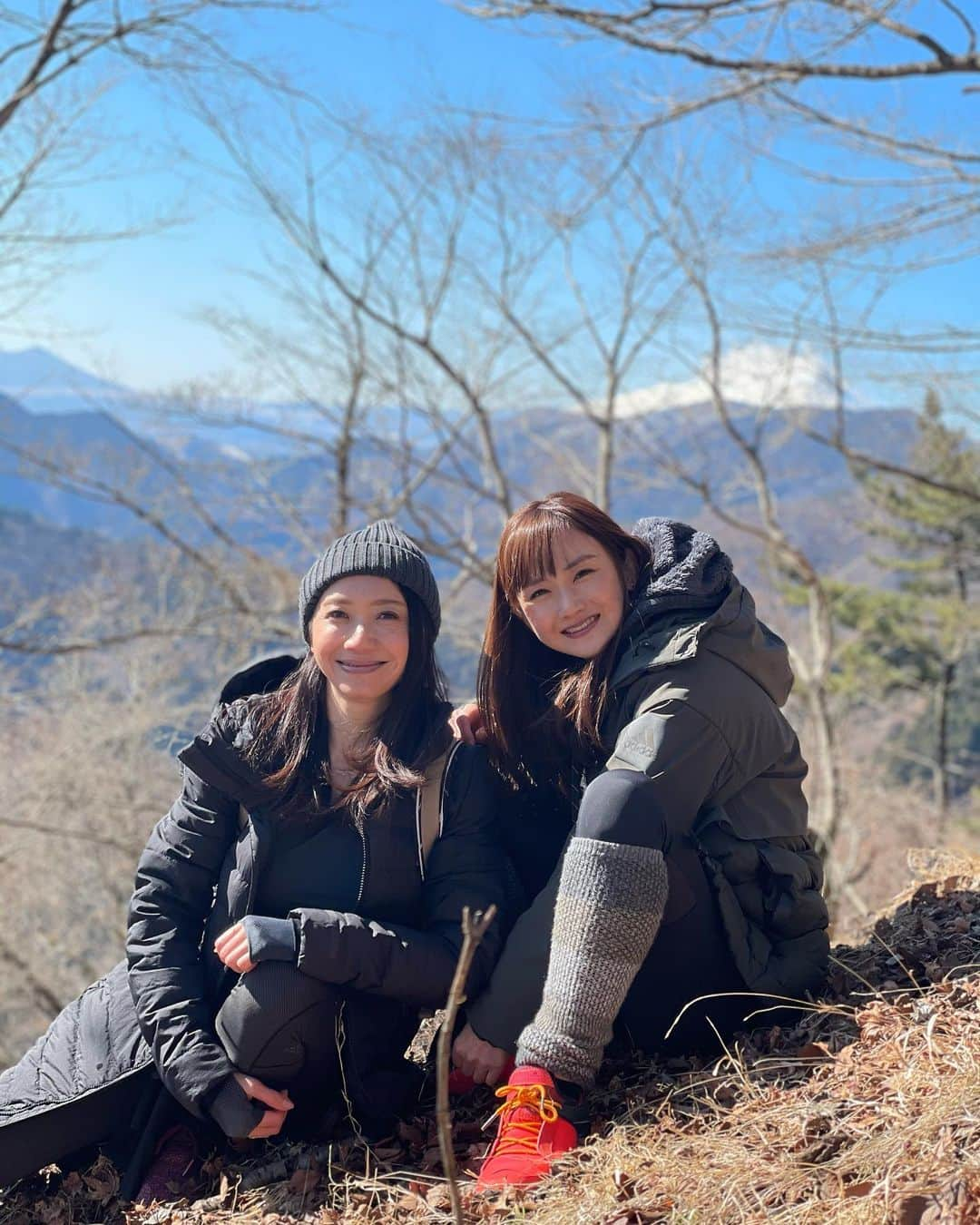 湯田友美さんのインスタグラム写真 - (湯田友美Instagram)「丹沢山・塔ノ岳 またお山遊びへ行った週末💕 こんな絶景の中、コーヒーのみながらおしゃべりできるなんて最高🗻☕️🍫 ・ ハイキング、産後トレーニングにも最適でハマってます😆 でももうすぐ花粉が飛び出す…🥲 ・ ・ #ハイキング #ランニング #トレーニング #アディダスランニング #丹沢山 #塔ノ岳 #バカ尾根 #産後トレーニング #産後6ヶ月 #男の子のママ #門限は午後3時半 🤣 #ママお休み」1月31日 18時03分 - yudatomomi