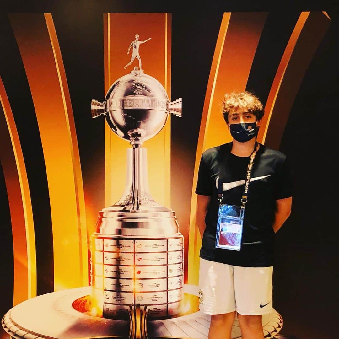 ジュリアーノ・ベレッチのインスタグラム：「Pude proporcionar ao meu filho uma experiência inesquecível. Ele viu o jogo final da @libertadores no @maracana entre @santosfc e @palmeiras . Levar o filho a um jogo de futebol é absolutamente incrível. Esse esporte é mágico! Obrigado @cbf_futebol pelo convite.」