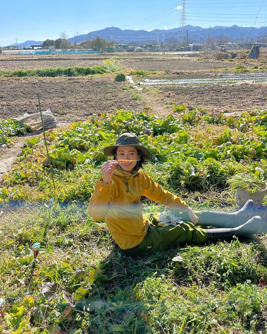 AYUMIさんのインスタグラム写真 - (AYUMIInstagram)「久しぶりに畑へ🌿 草むしりをする時、しゃがむよりも膝を土につけると すごく気持ちがよくて。より自然を感じてつながって いる気分。だから子どもたちは泥んこ遊びが好き なのかな。農作業でグラウンディング 気がつくと無心での草むしりで リフレッシュ  #畑 #自然の恵み #自然の癒し #グラウンディング #AYUMIアウトドア #AYUMI楽農 #montbell #今日という日にも感謝して」1月31日 18時06分 - ayumiayunco