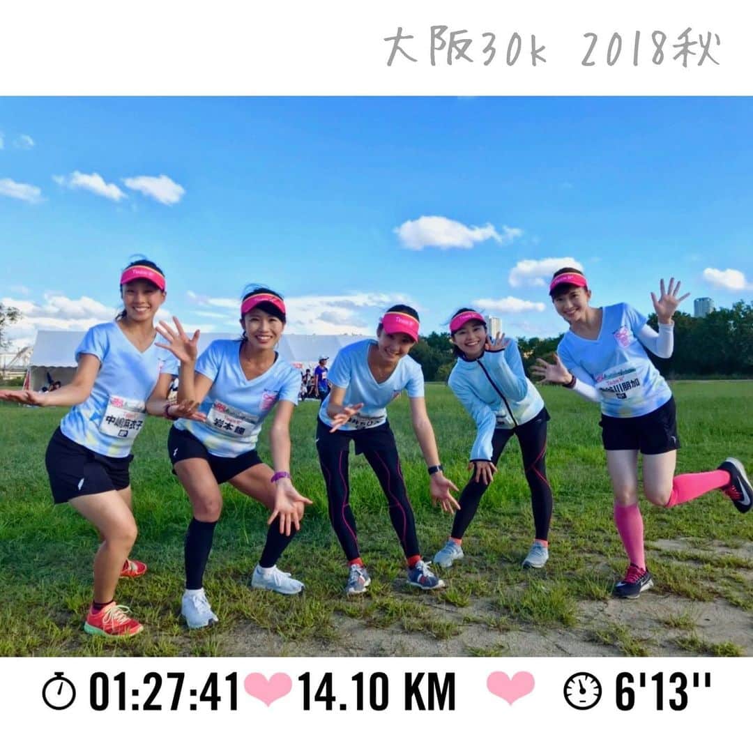 長谷川朋加のインスタグラム：「♡  ✎५⋆*{ 童心くらぶ( ˘ ³˘)♥︎ } ୨୧ -------------------------------- ୨୧  𝔼𝕟𝕛𝕠𝕪 𝕣𝕦𝕟𝕟𝕚𝕟𝕘ᙏ̤̫͚♡ 雪溶けランはトラップがいっぱい！  トラックに泥をかけられたり 水しぶきを浴びたり水たまりに ハマったりべちゃべちゃなりました！が、 子どもの頃のどろんこ遊びを 思い出すわくわくのランでした☺︎♡  ゴシゴシ洗濯しても泥落ちず(꒦ິ⌑꒦ີ)笑  #大阪国際女子マラソン 長居公園は思い出のある場所なので それだけでわくわくわくわく🏃‍♀️ 出場された皆さまお疲れ様でした♡ 家でしっかり応援させてもらいました📣  写真は懐かしの大阪30k！ またランナーの皆さんとイベントで お会いしたいなぁ🥺待ち遠しい🥺🎤  ୨୧ -------------------------------- ୨୧ #やりたい事は全部やる #全力前向き前のめり #走るの大好き」