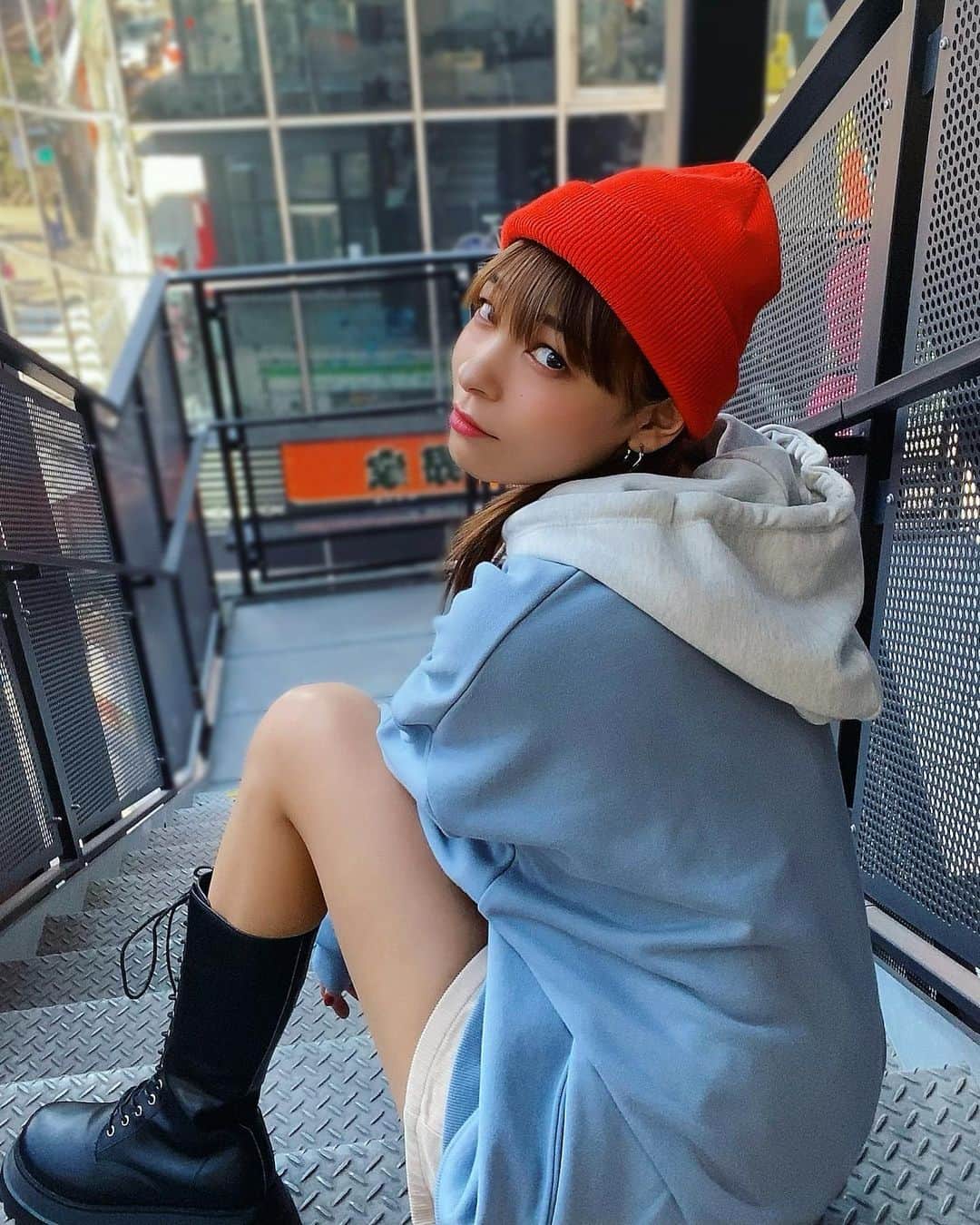 ジェニーのインスタグラム：「ブルーとオレンジ  #この間の撮影の時の服 #WEGOのやつね #IGTVのやつでね #黒ブーツの着回しコーデ #いろいろ紹介したの!! @wego_official にとぶと 観れるからみてみーて✌︎」