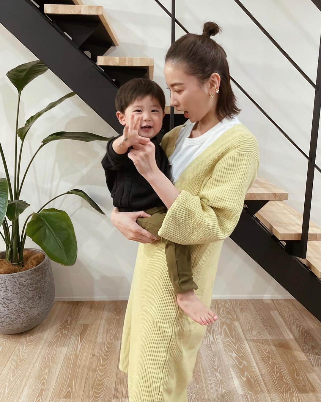 ソンイのインスタグラム：「そろそろ抱っこするのしんどい体重になってきた息子👦🏻💪🏻  元々腰痛悩みだったけど出産をしてからはやはり更に悪化する環境になって🥲 抱っこする時はお腹を突き出して反り腰になっちゃうし、骨盤の開きも気になるし😔 それで @guardnerbelt の骨盤ガードナーベルトを使ってみたら腰痛の改善に良かったの👏🏼  欧米で100万人の腰痛を救った大人気な骨盤矯正ベルトみたいで、骨盤補正がたったの10秒でできたよ🔥 締め付けて固定した時の腰を支えられる感じがすごく良い！ 少ない力で簡単にしっかり巻けるし、強度抜群で男性も利用できるパワフルな腰痛ベルト💥  #ガードナーベルト #骨盤矯正 #腰痛改善 #健康 #骨盤ベルト #PR #姿勢改善 #加圧トレーニング #ダイエット」