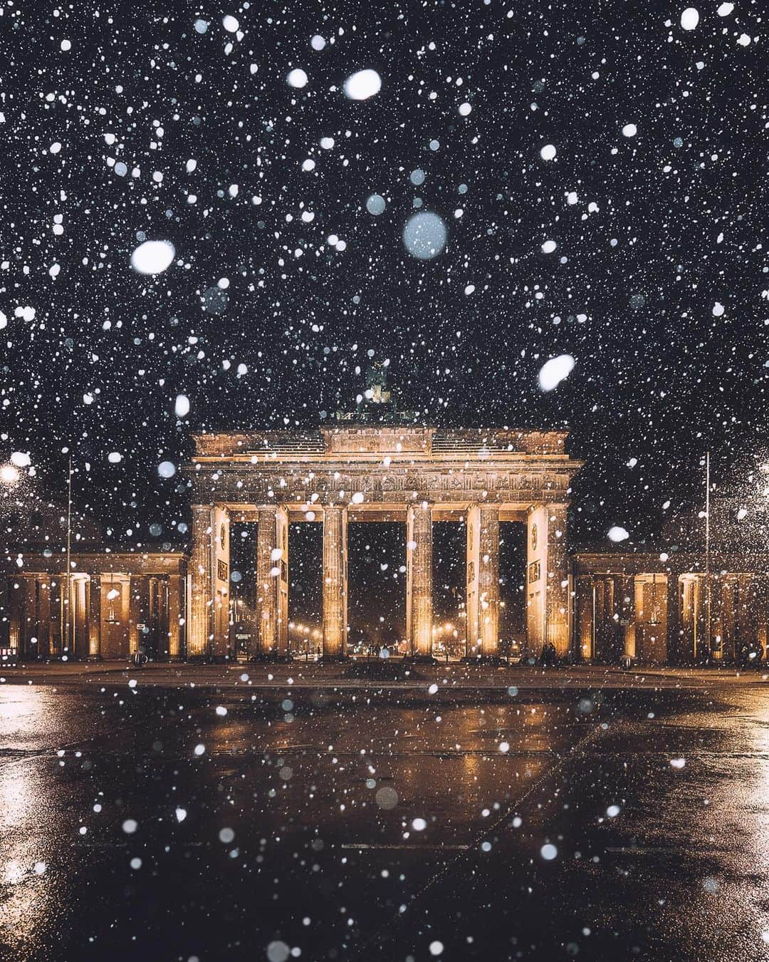 Thomas Kakarekoさんのインスタグラム写真 - (Thomas KakarekoInstagram)「feels like forever ago  Back to snowy nights in Berlin. I used flash for this series to add some drama and sparkle. Takes a little time to find the right settings but once you figured it out, you’ll be left with overexposed snowflakes on a well-exposed background and overall scene.  #berlin」1月31日 18時19分 - thomas_k